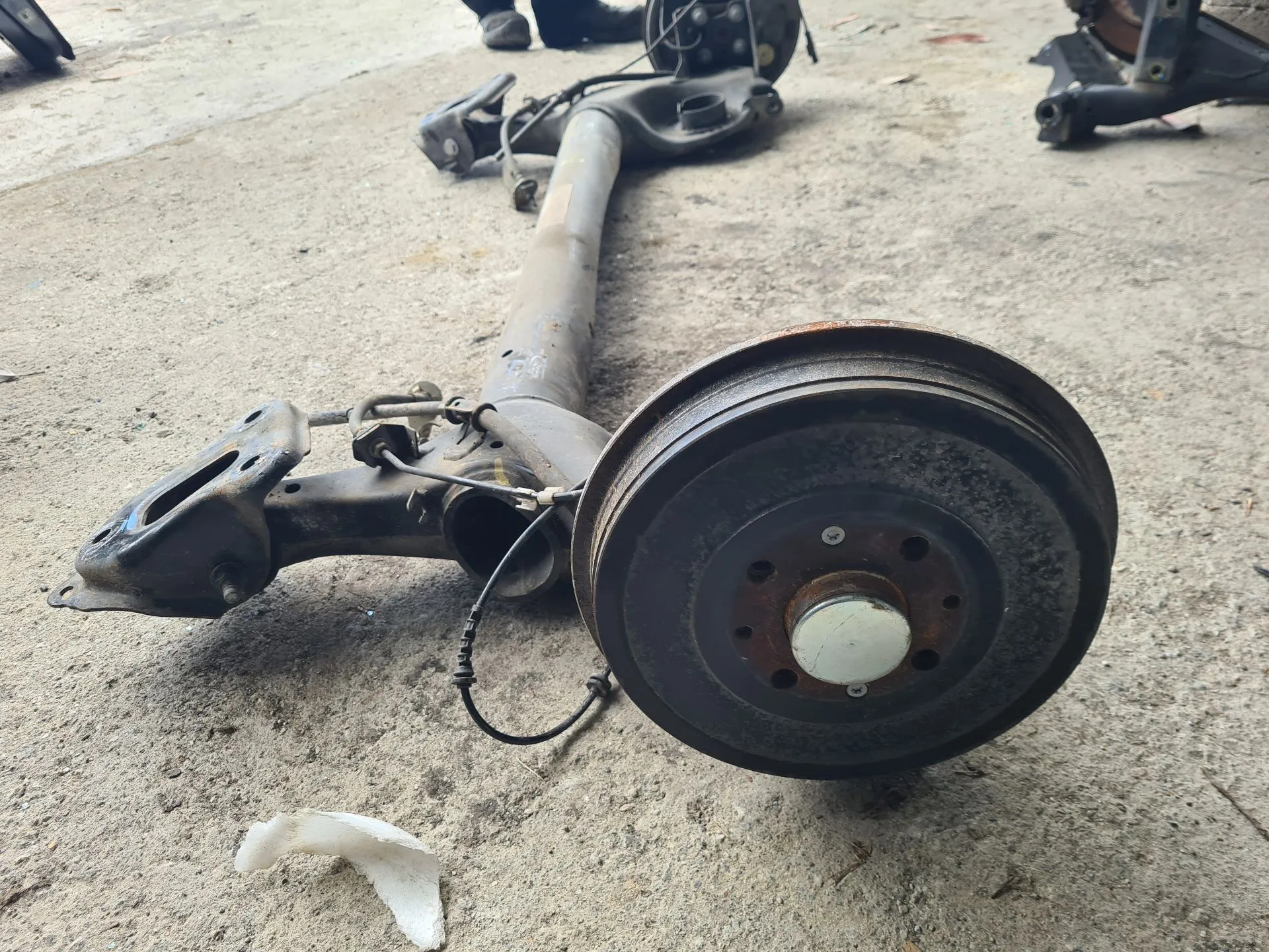 Rear axle with drum brakes OPEL Corsa E Imagem-1