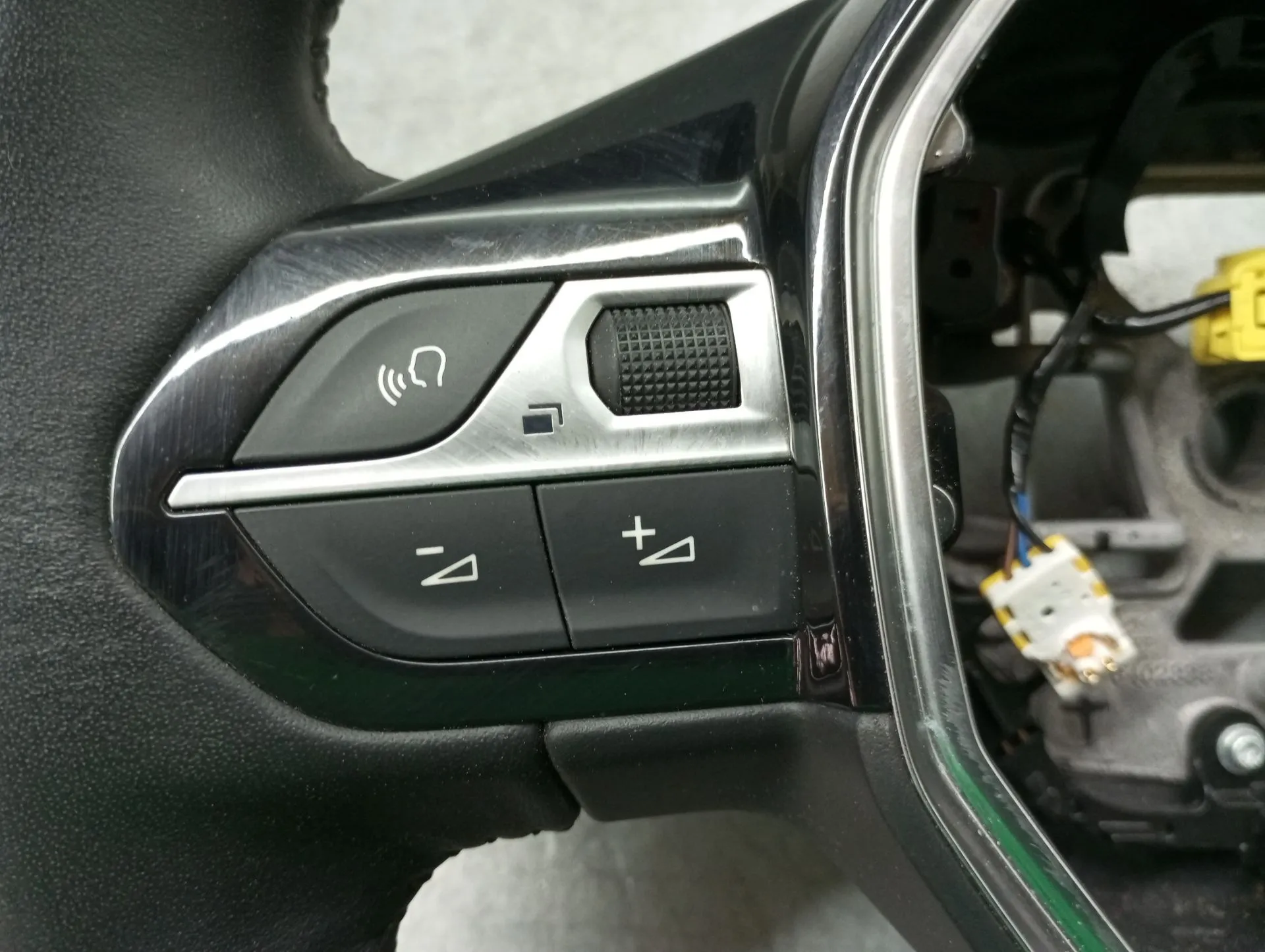 Volante PEUGEOT 208 II Imagem-3