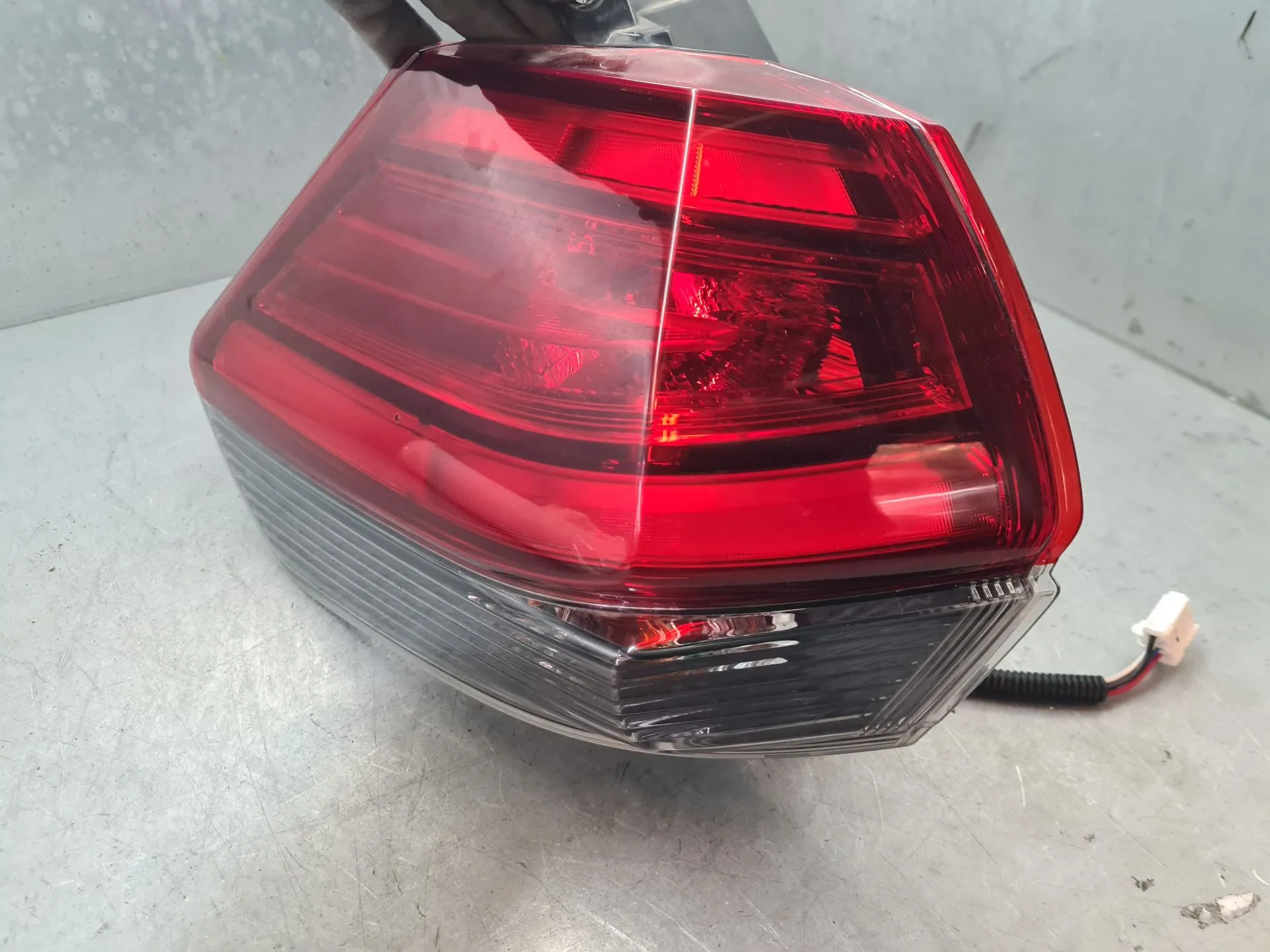 Feu arrière Gauche NISSAN X-Trail (T32) Imagem-1