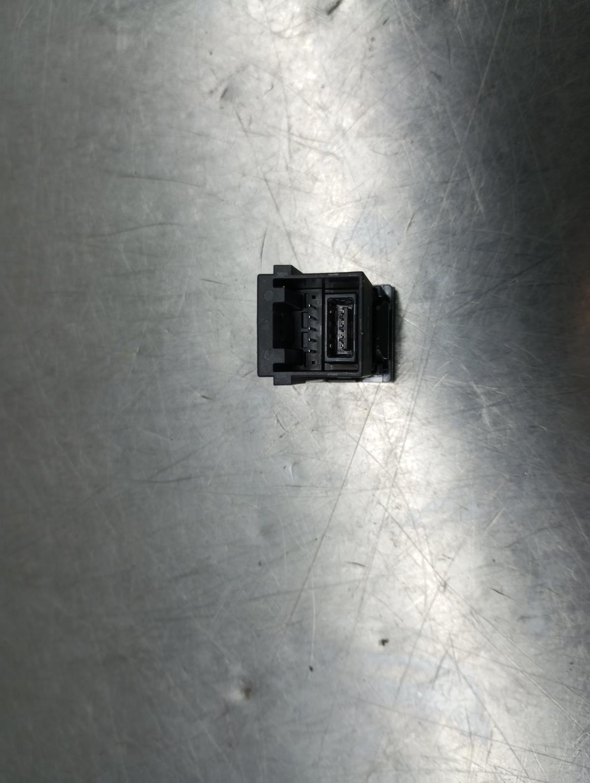 Módulo USB / AUX / IPOD TOYOTA Yaris (_P21_, _PA1_, _PH1_) Imagem-1