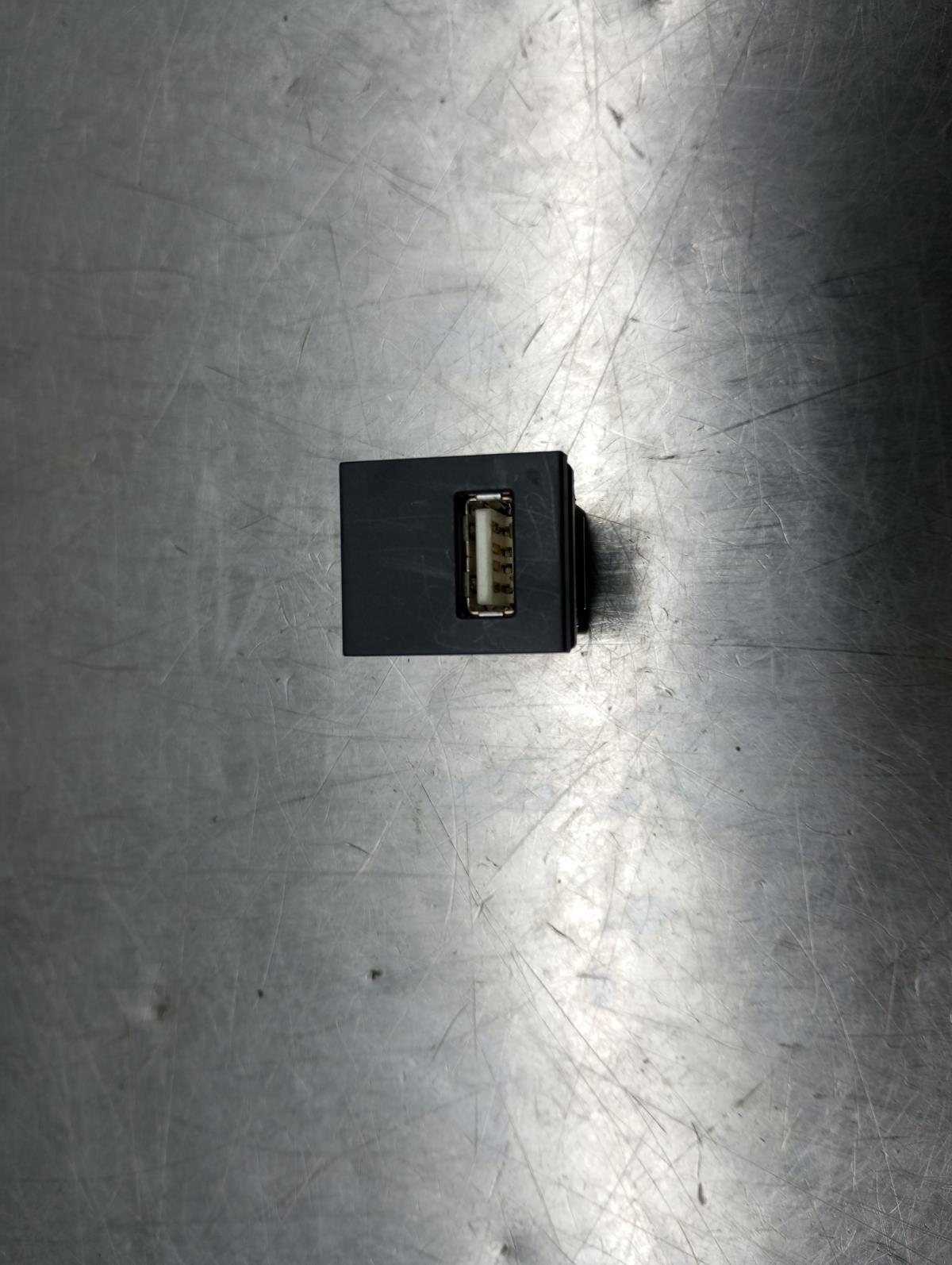 Porta Ingresso USB / AUX / iPod TOYOTA Yaris (_P21_, _PA1_, _PH1_)