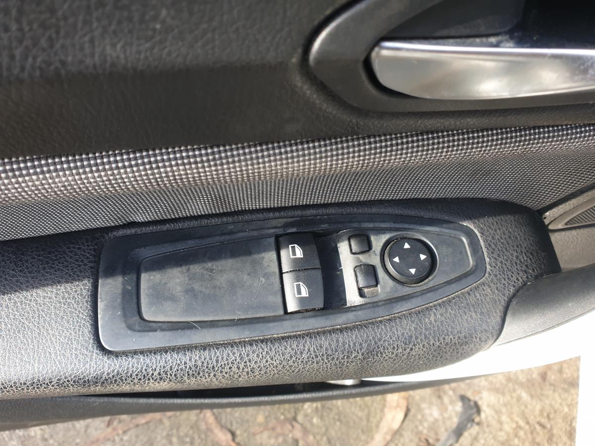 Comando / botão / interruptor vidros frente esquerdo BMW 1 (F21)
