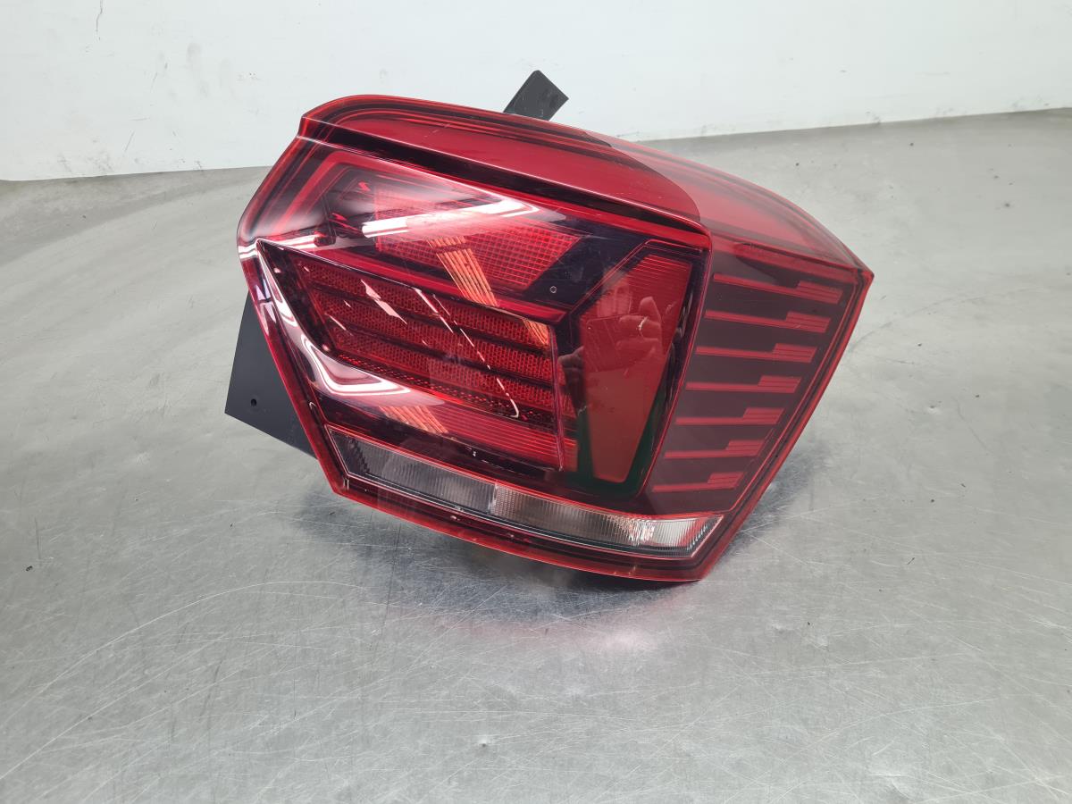 Feu arrière Droite VOLKSWAGEN Polo (AW1)