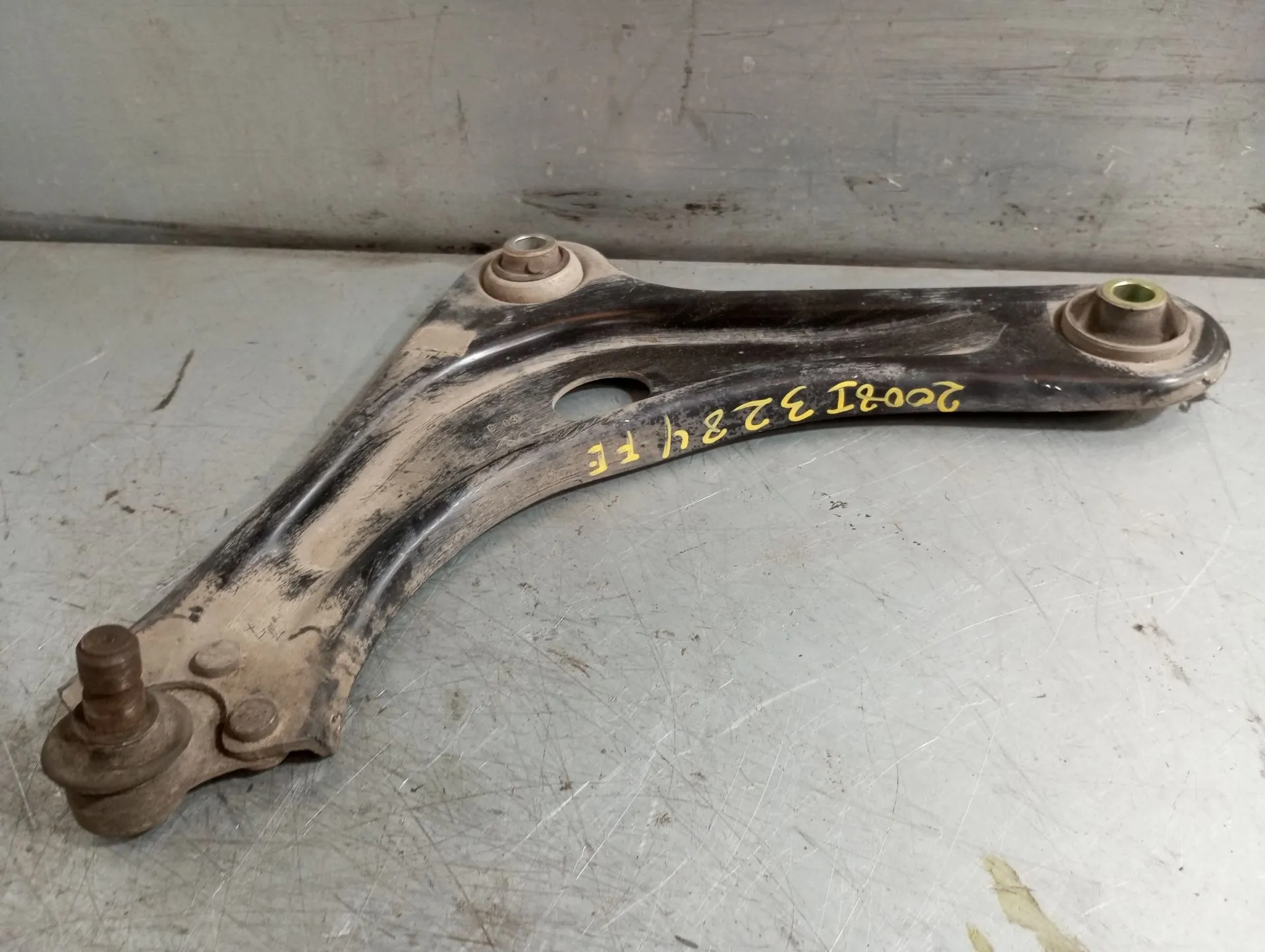 Braço de suspensão frente esquerdo PEUGEOT 2008 I (CU_)