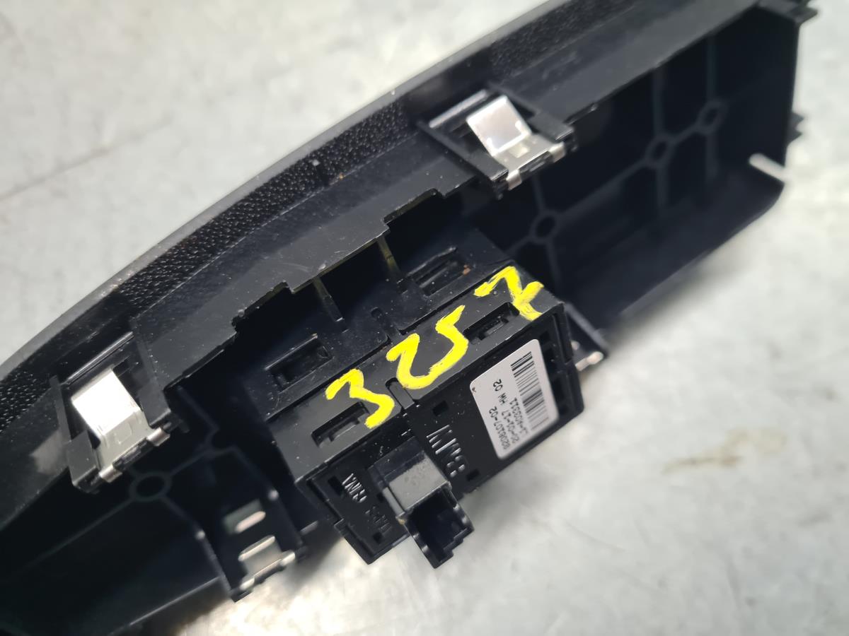Mando / interruptor elevalunas delantero derecho BMW 1 (F20) Imagem-3