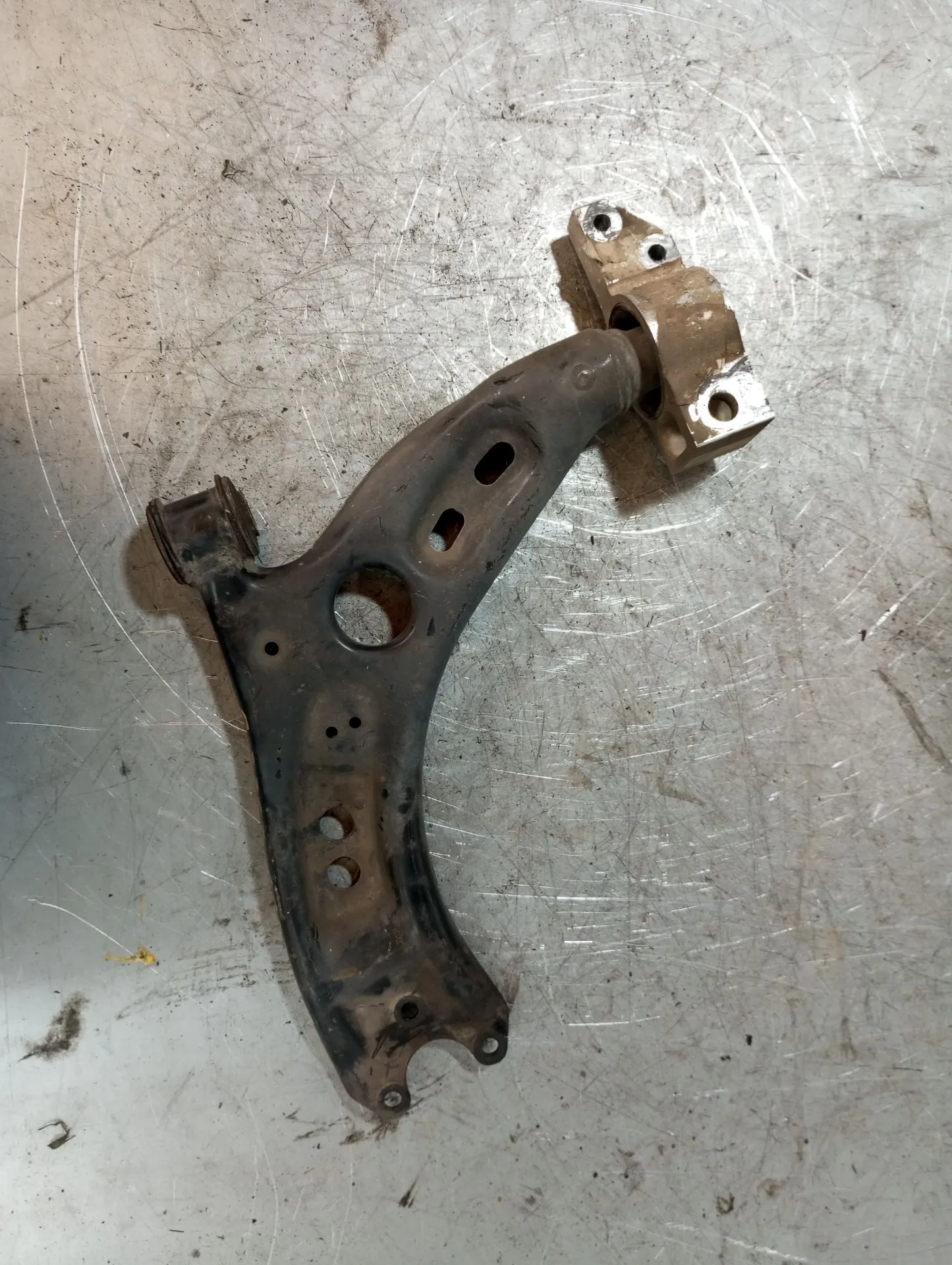 Braccio di sospensione anteriore sinistro VOLKSWAGEN Caddy III (2K, 2C)