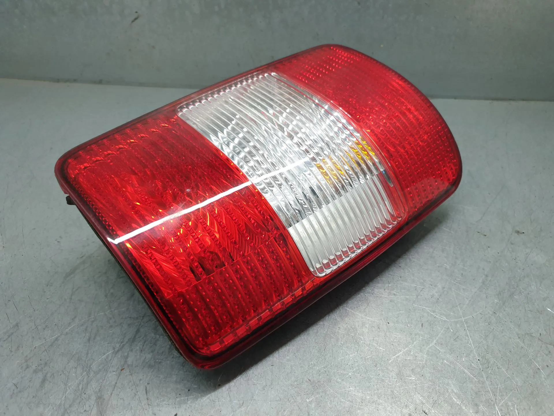 Left Tail light VOLKSWAGEN Caddy III (2K, 2C)