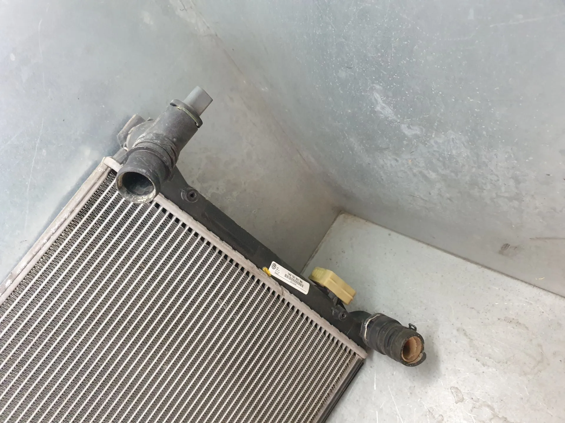 Water radiator VOLKSWAGEN Caddy III (2K, 2C) Imagem-2