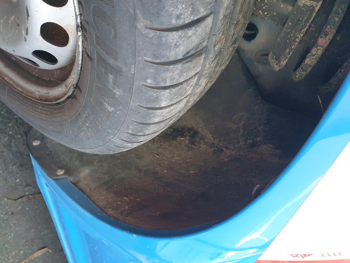 Resguardo da cava de roda frente esquerdo VOLKSWAGEN Caddy III (2K, 2C)