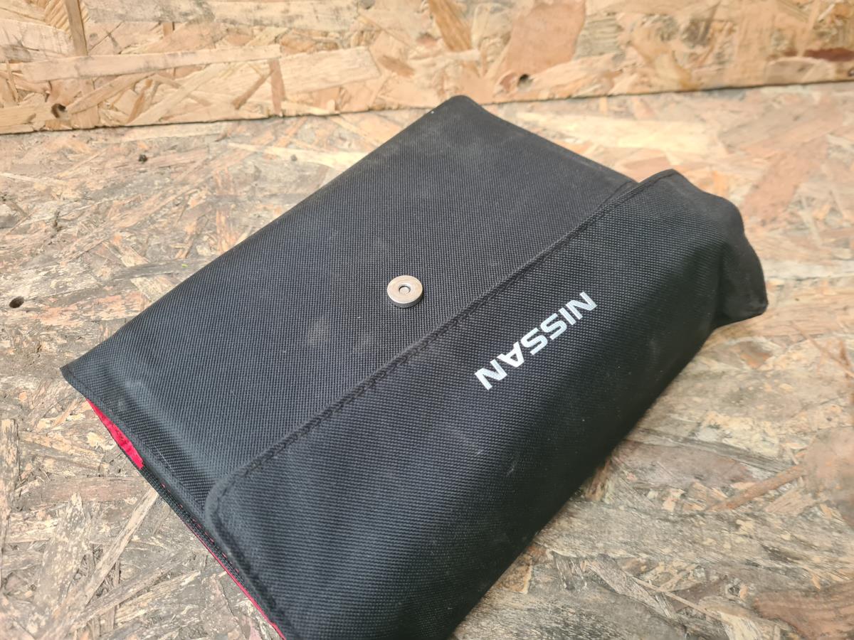 Borsa con manuale dell’utente del veicolo NISSAN Leaf EV (ZE1) Imagem-1