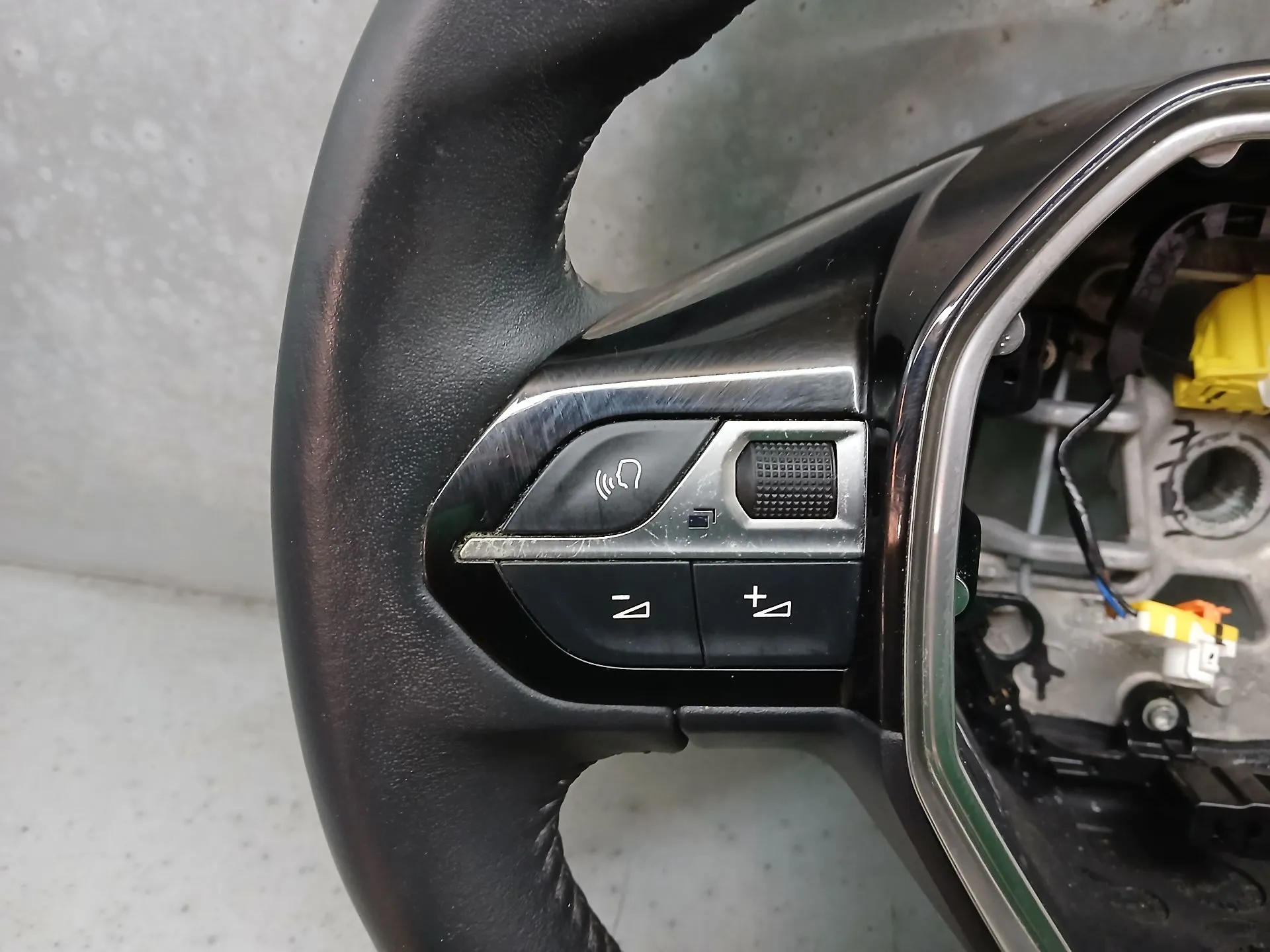 Volante PEUGEOT 208 II Imagem-2