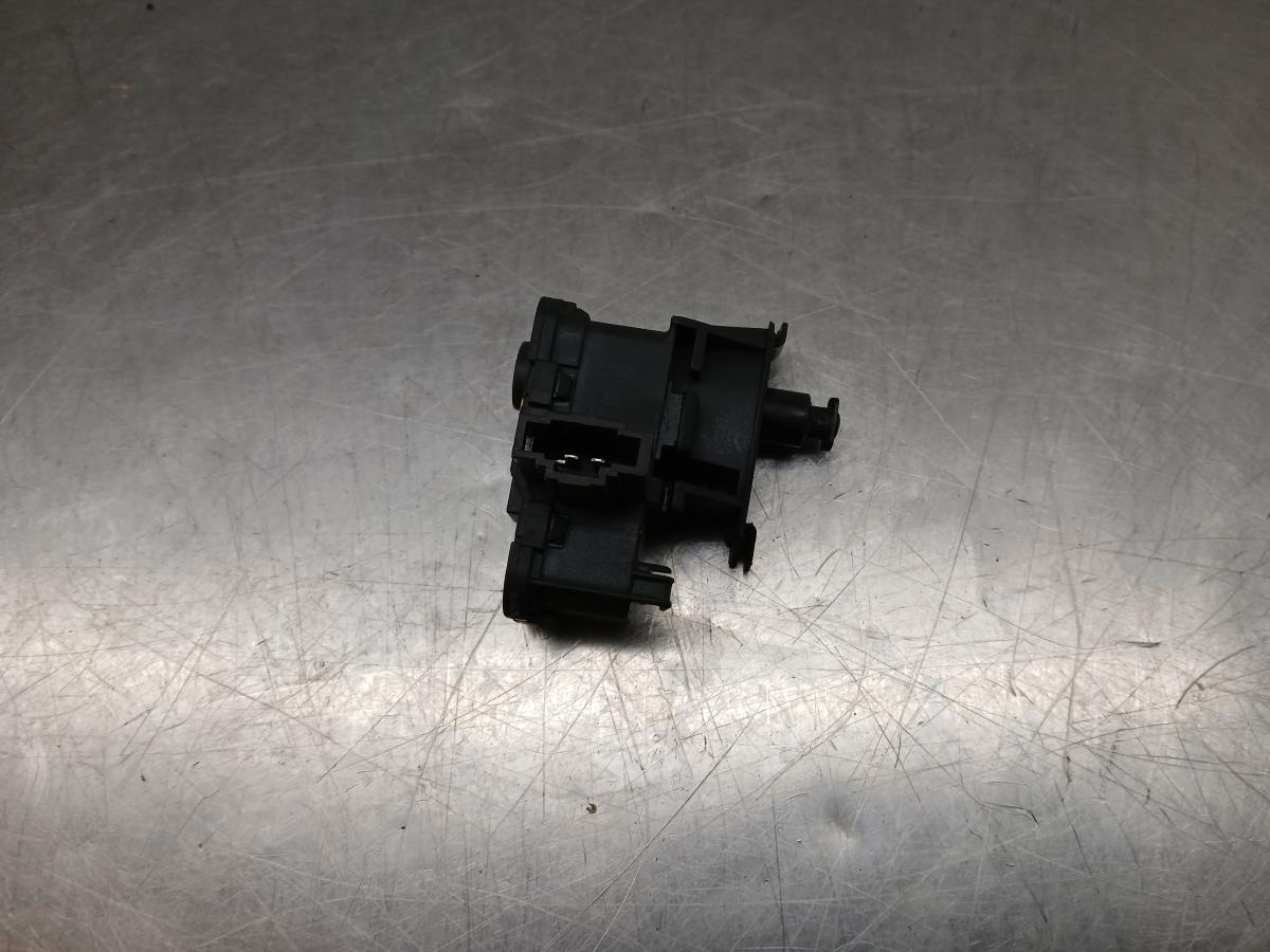 Attuatore Serratura serbatoio carburante VOLKSWAGEN Polo (AW1) Imagem-1