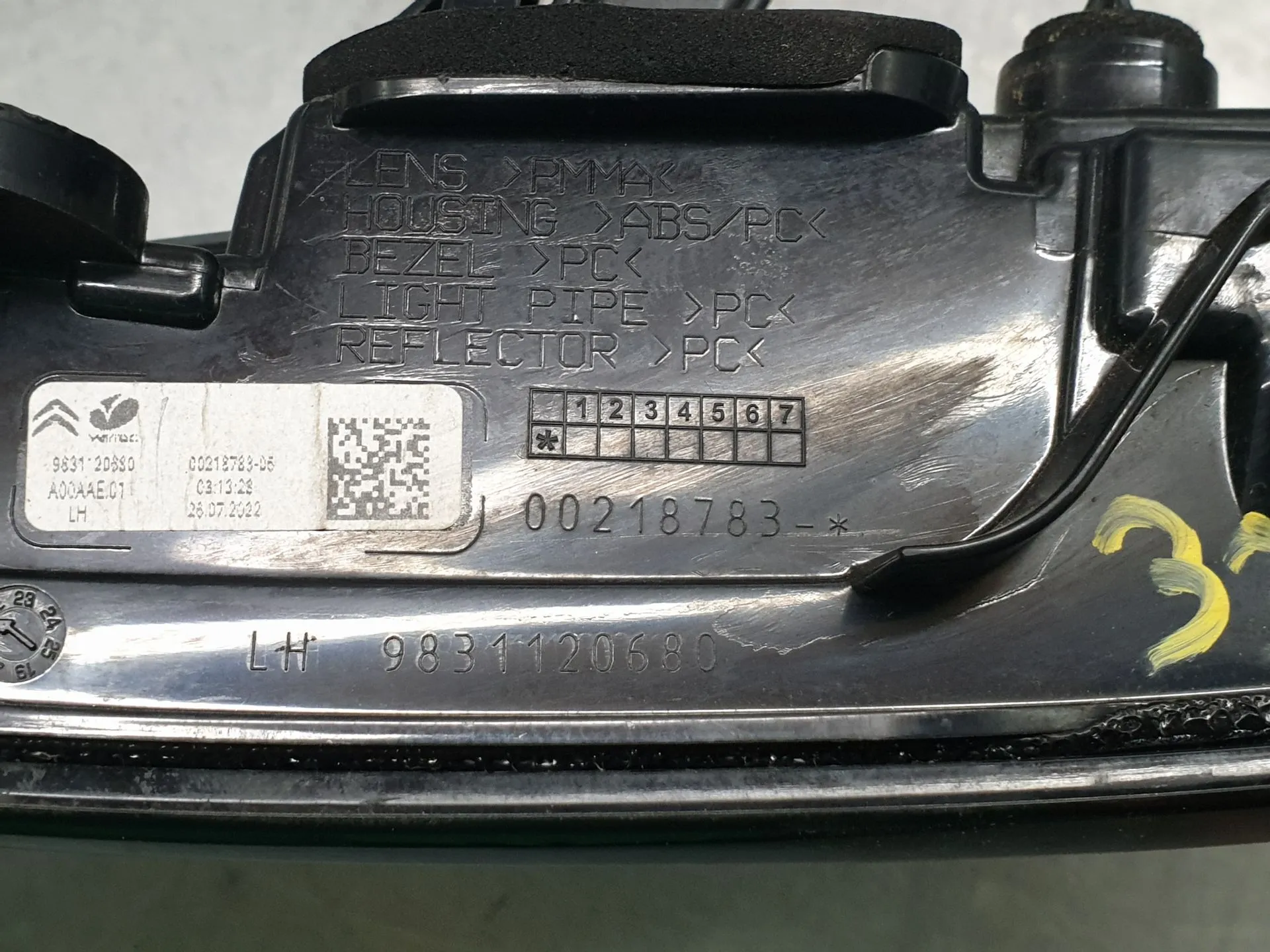 Feu de coffre Gauche CITROËN C4 III Imagem-7