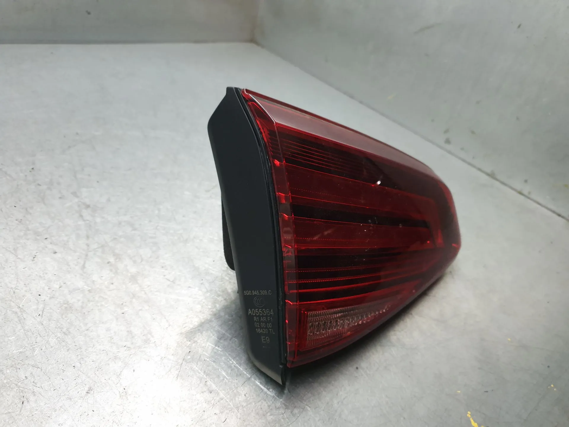 Feu de coffre Gauche VOLKSWAGEN Golf VII (5G1, BQ1, BE1, BE2) Imagem-1