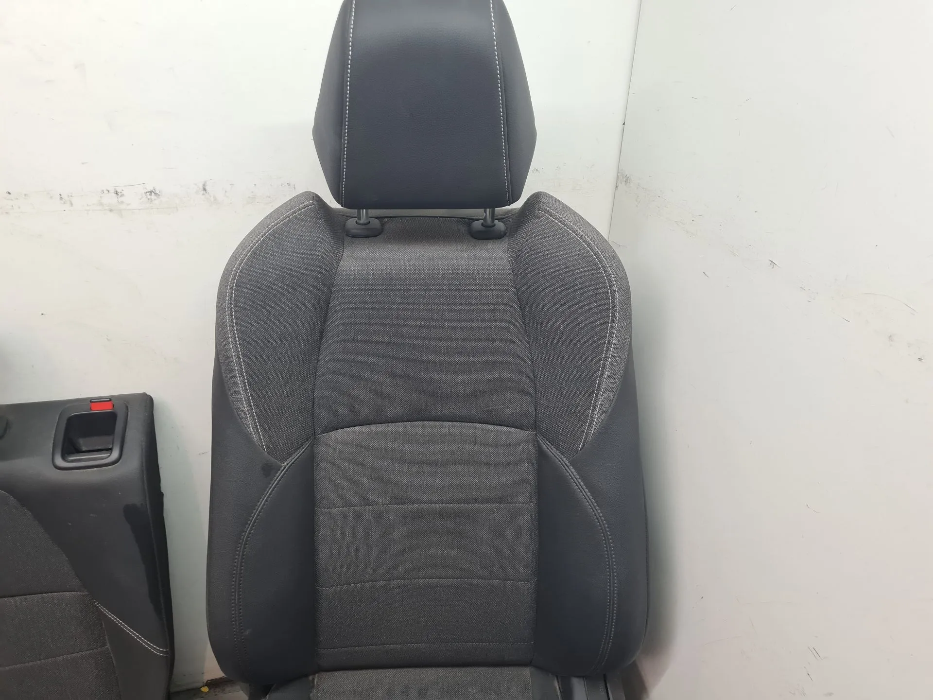 Left Front Seat TOYOTA Corolla Hatchback (_E21_) Imagem-1