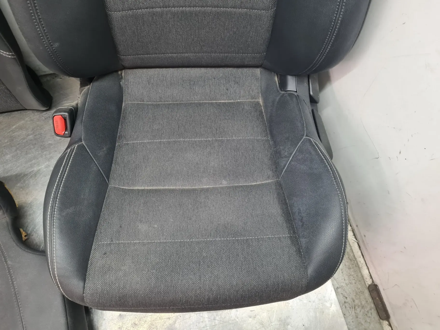 Left Front Seat TOYOTA Corolla Hatchback (_E21_) Imagem-2