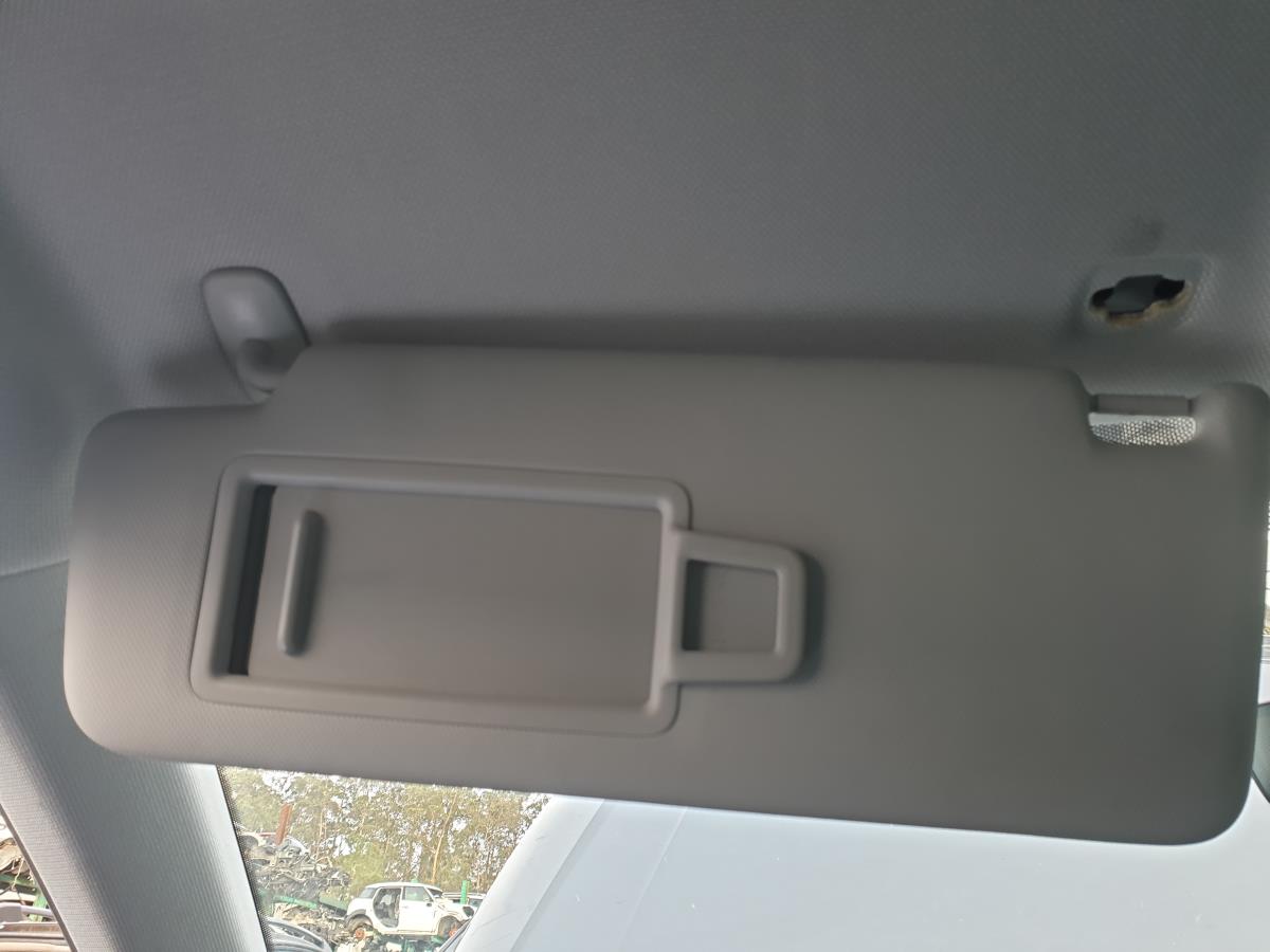 Pála de sol esquerda AUDI A4 (8W2, 8WC, B9) Imagem-1