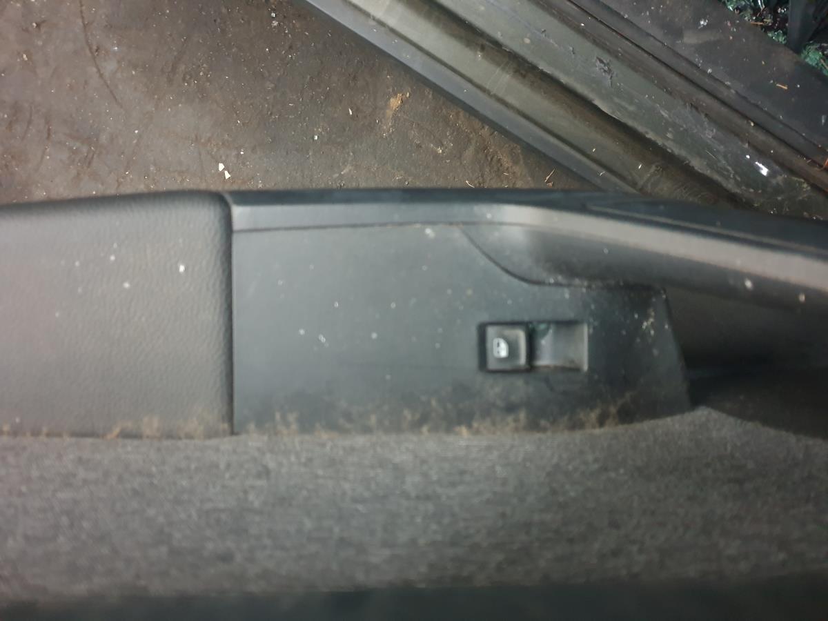 Mando / interruptor elevalunas delantero derecho SEAT Arona (KJ7)