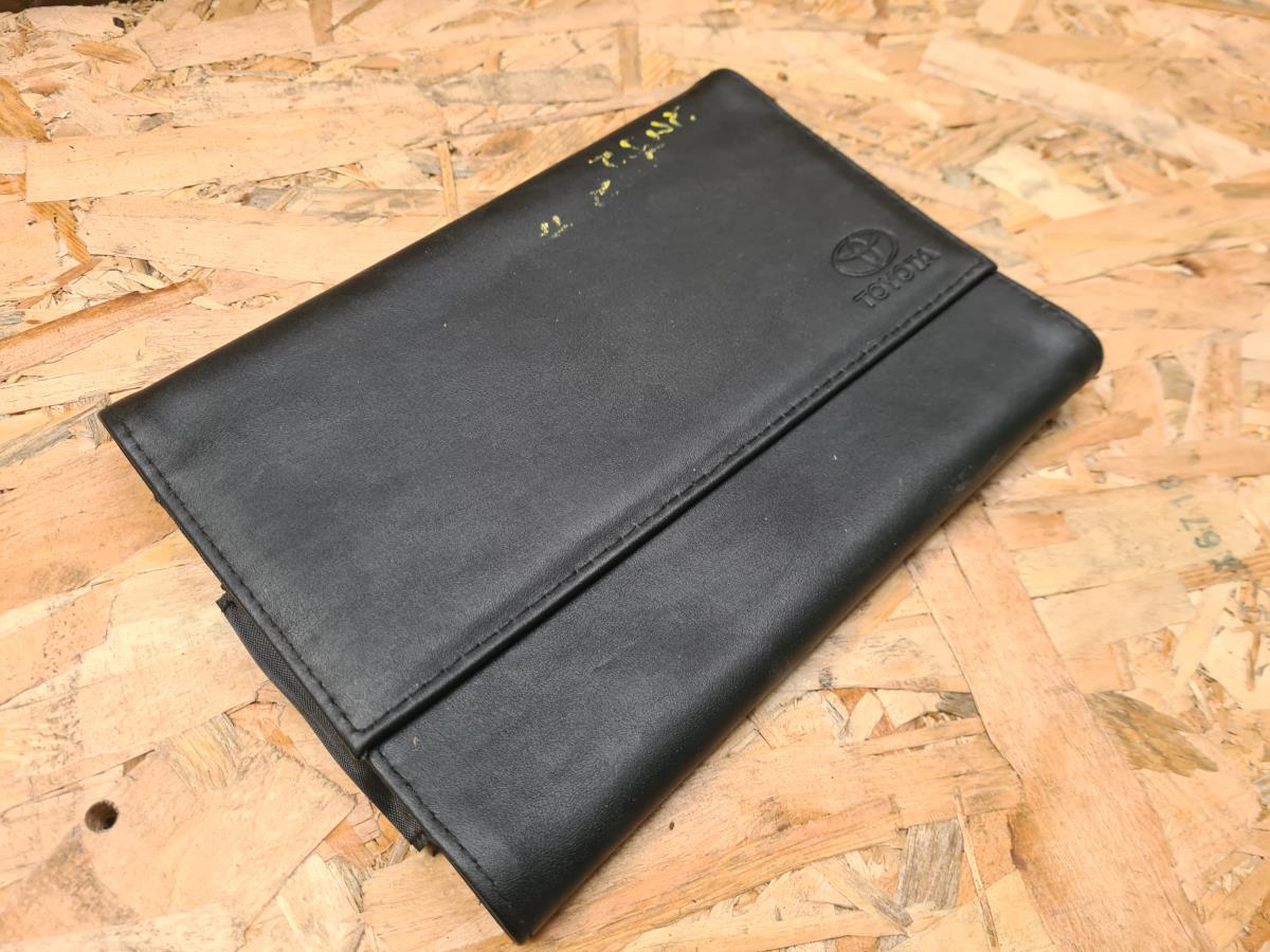 Bolsa com manual de utilizador do veículo TOYOTA Corolla Hatchback (_E21_)