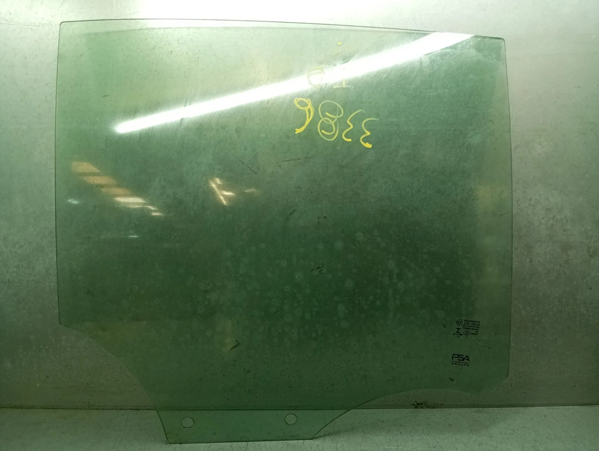 Vitre porte arrière Droite PEUGEOT 208 II Imagem-1