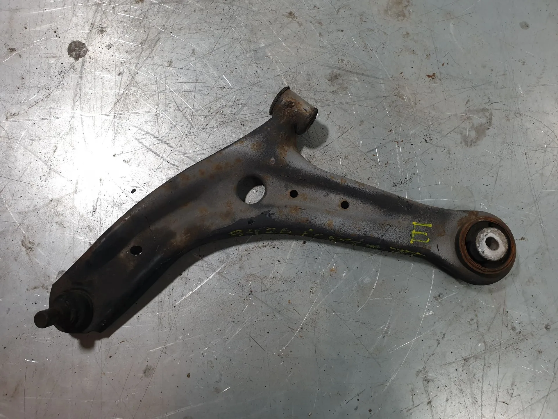 Braccio di sospensione anteriore sinistro FORD Fiesta VI (CB1, CCN)