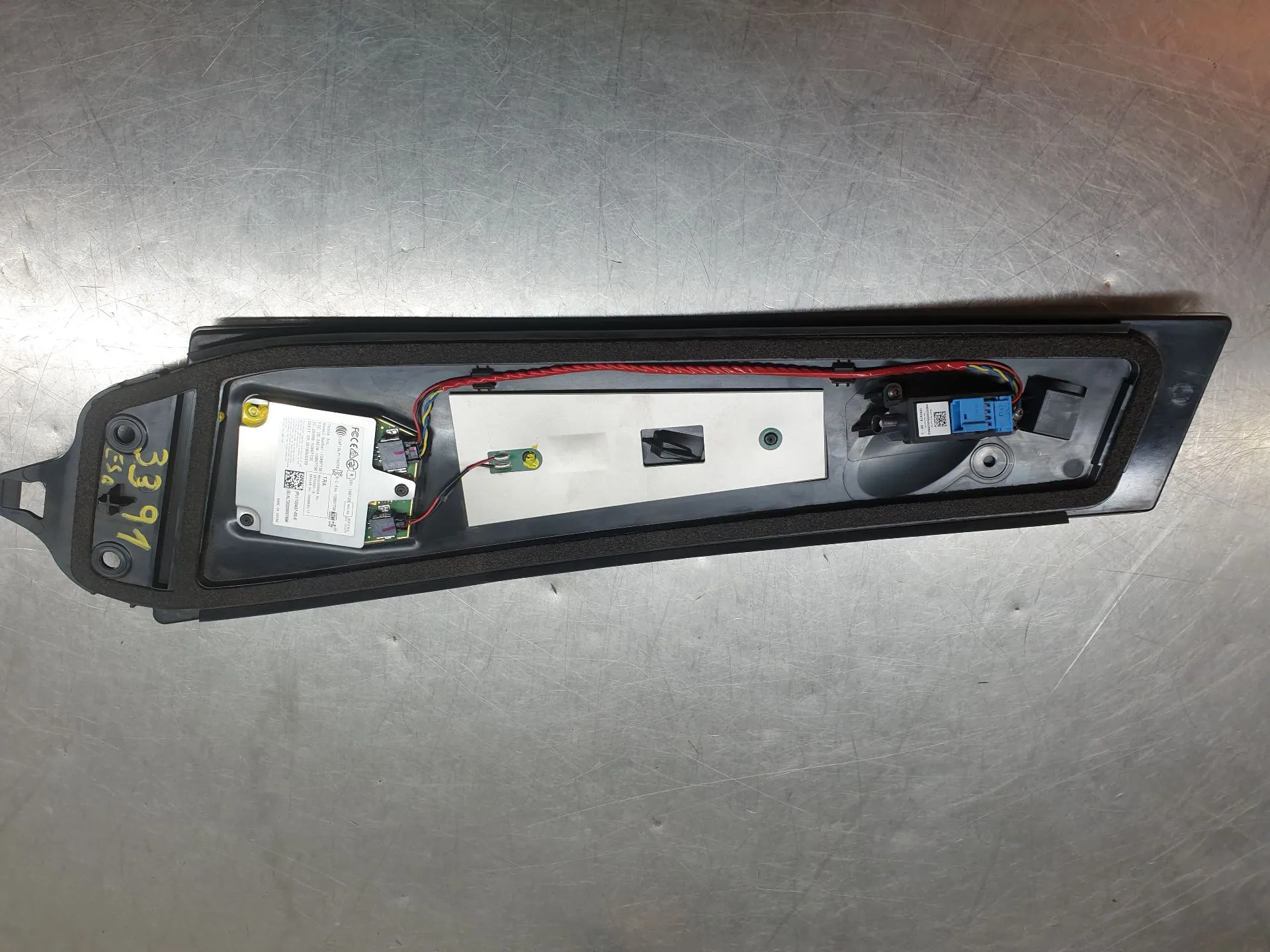 Friso Embelezador Esq Pilar/Porta TESLA Model 3 (5YJ3) Imagem-1