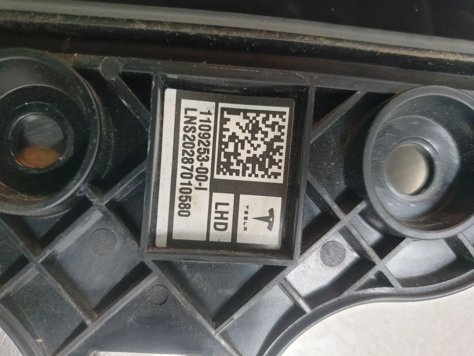 Friso Embelezador Esq Pilar/Porta TESLA Model 3 (5YJ3) Imagem-3