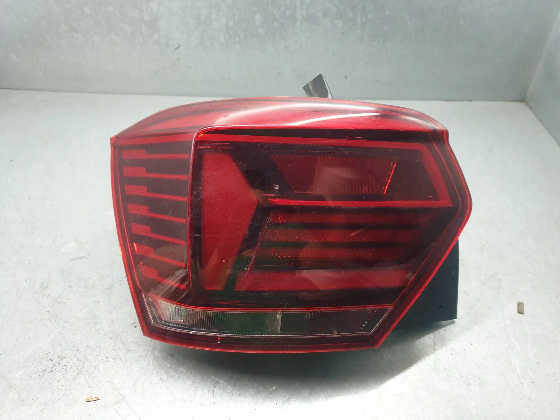 Feu arrière Gauche VOLKSWAGEN Polo (AW1)