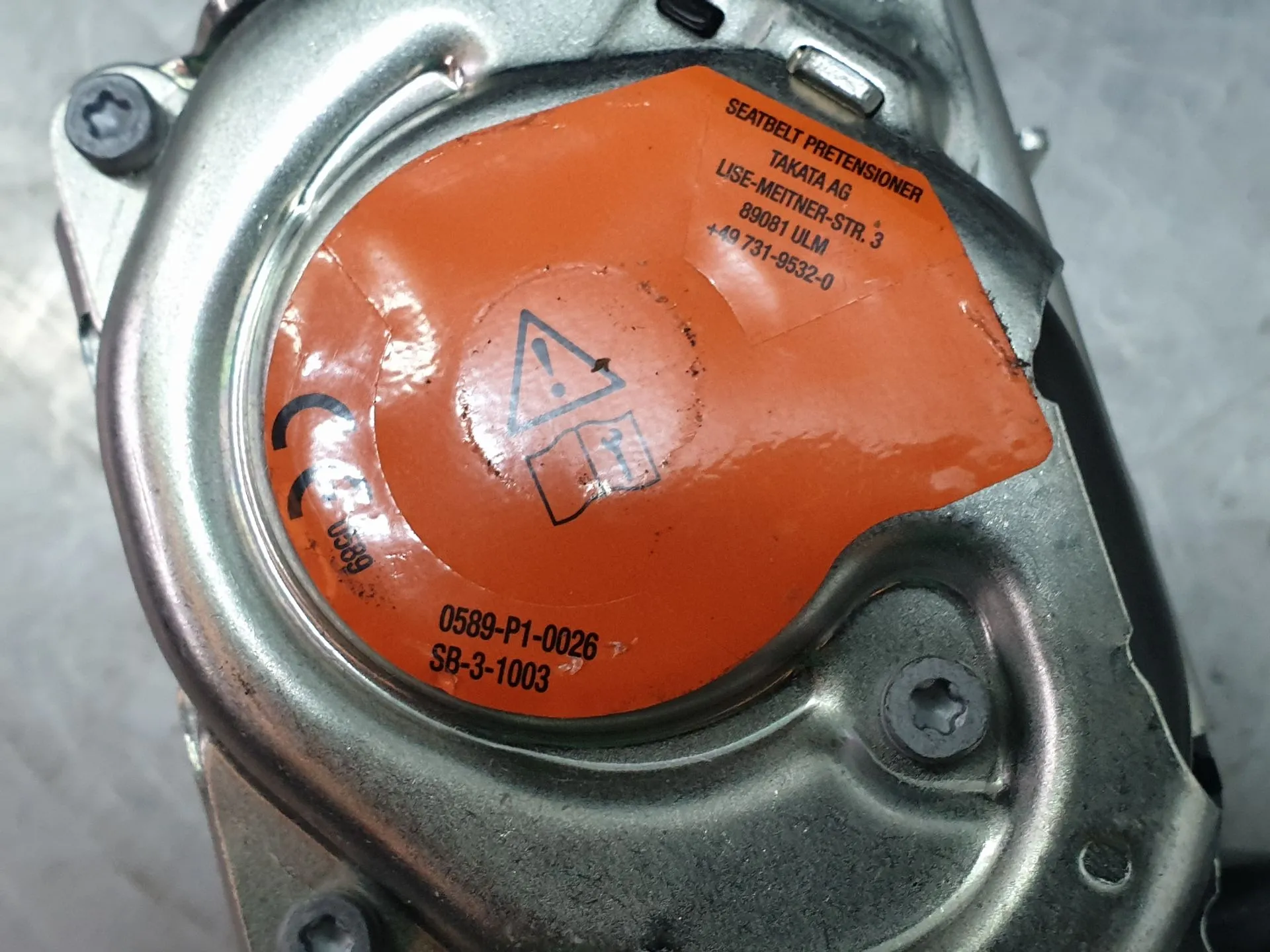 Left front seatbelt pretensioner VOLKSWAGEN Polo (AW1) Imagem-2