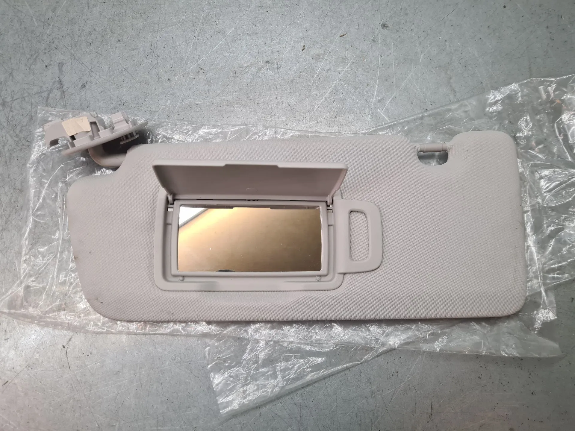 Pála de sol esquerda DACIA Sandero III