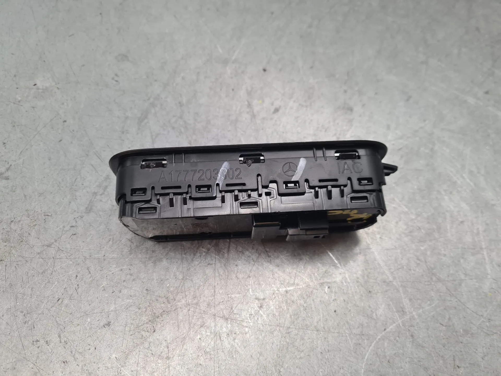 Left Front window control MERCEDES-BENZ Classe A (W177) Imagem-2