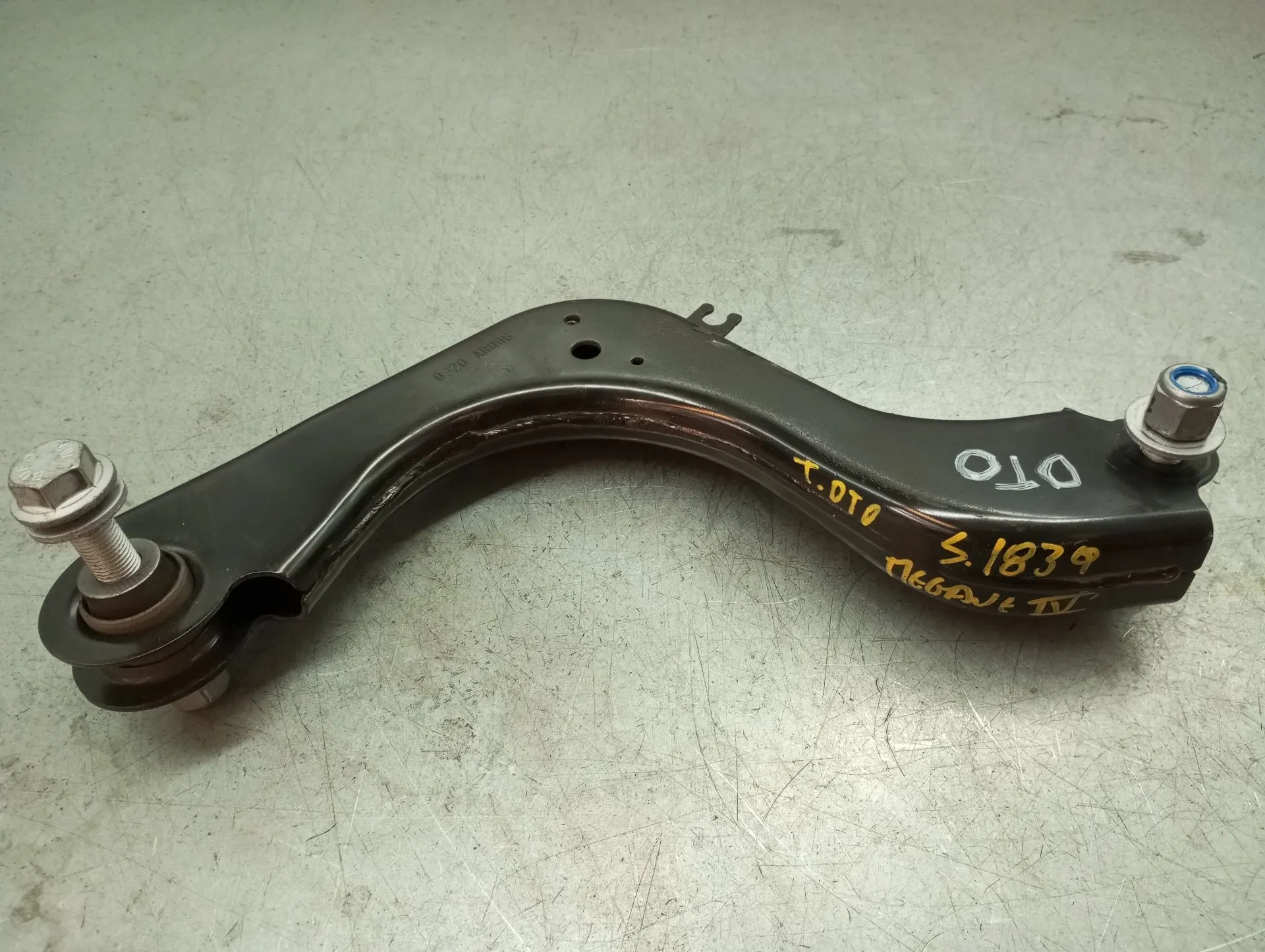 Brazo suspensión trasero derecho RENAULT Megane IV Grandtour (K9A/M_)