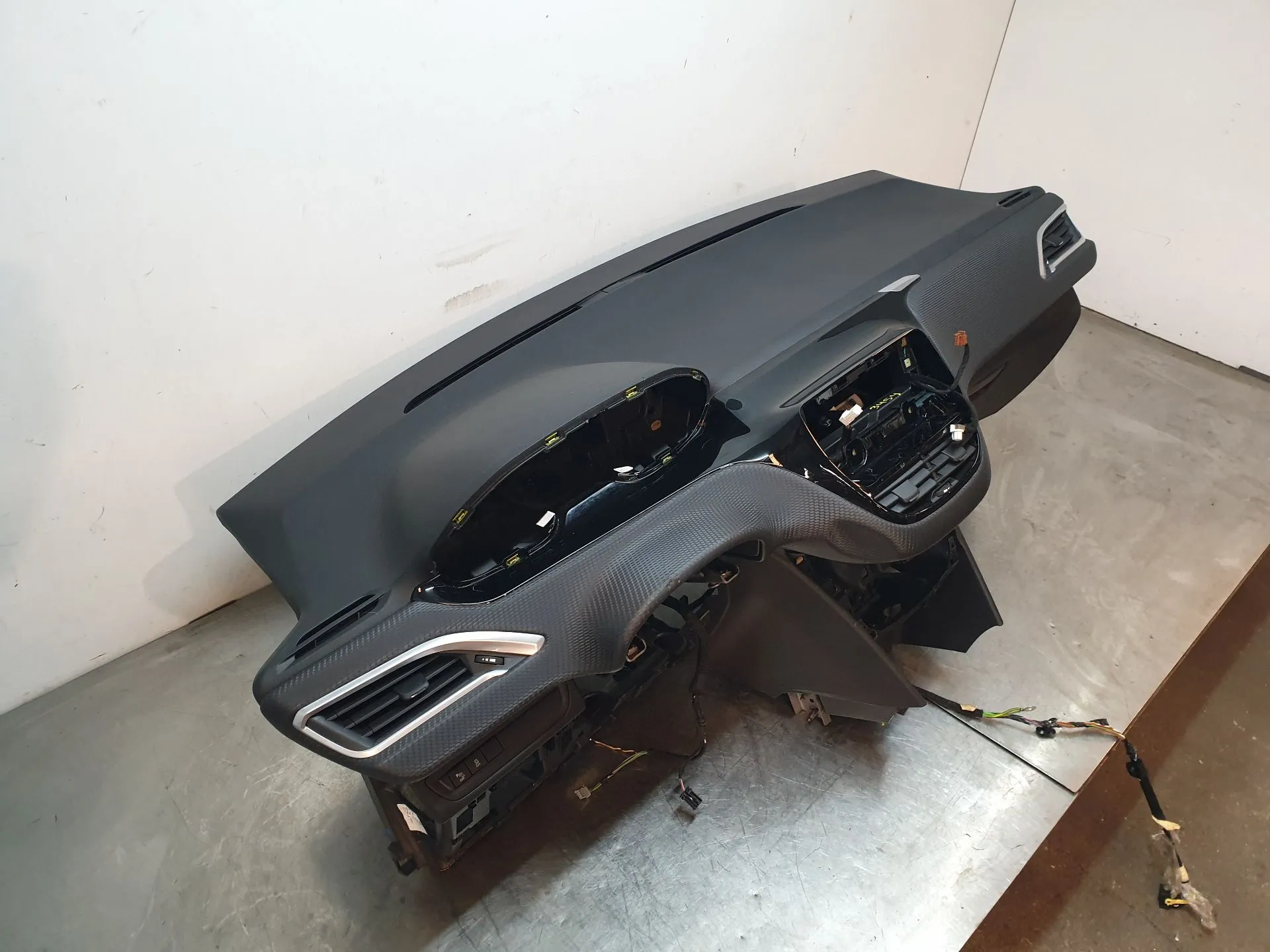 Tablier PEUGEOT 208 Imagem-1