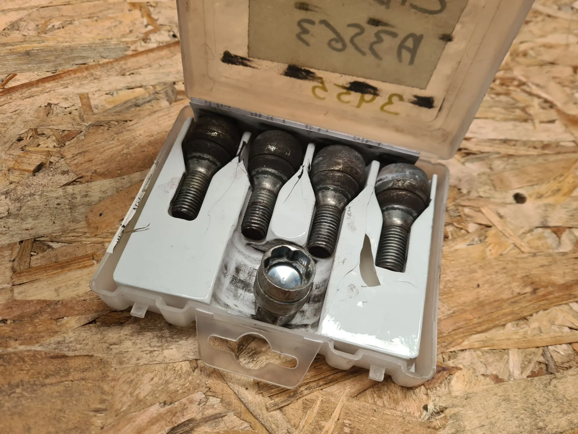 Vite antifurto RENAULT Megane IV (B9A/M_) Imagem-1