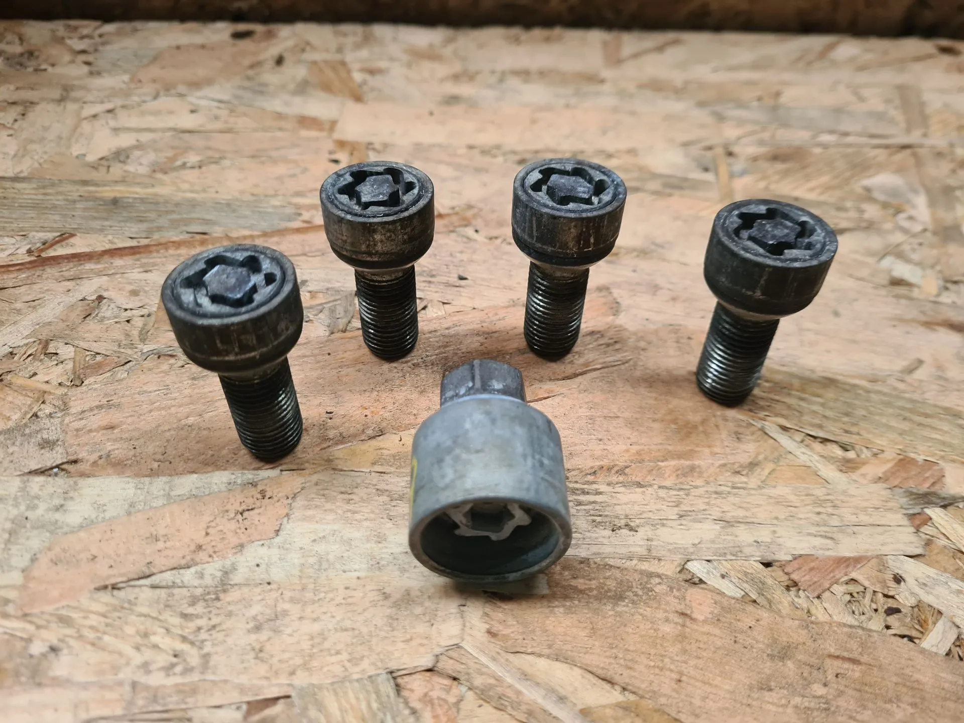 Parafuso anti-roubo VOLKSWAGEN Golf VII (5G1, BQ1, BE1, BE2)