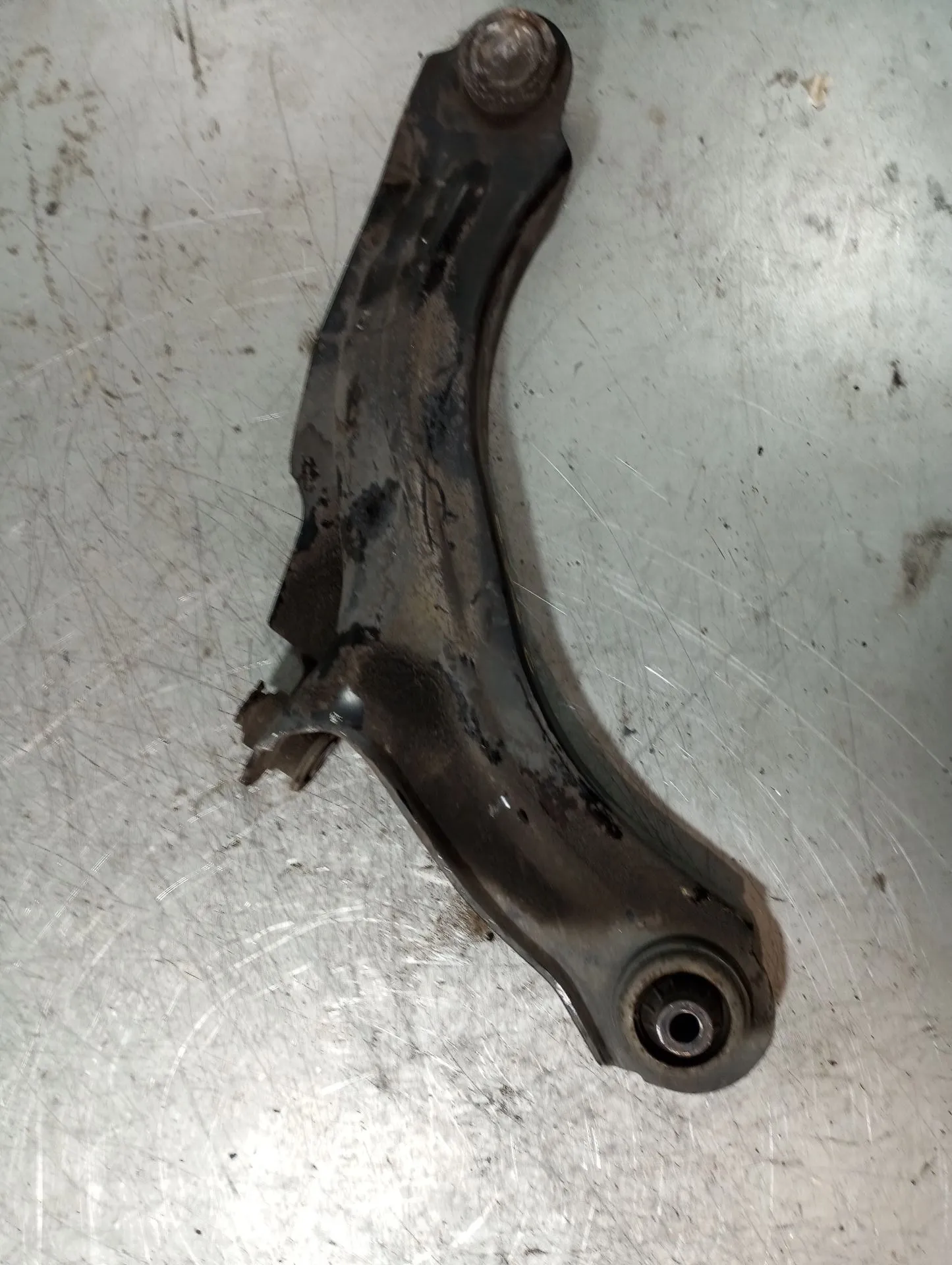 Braccio di sospensione anteriore sinistro RENAULT Clio IV (BH_)