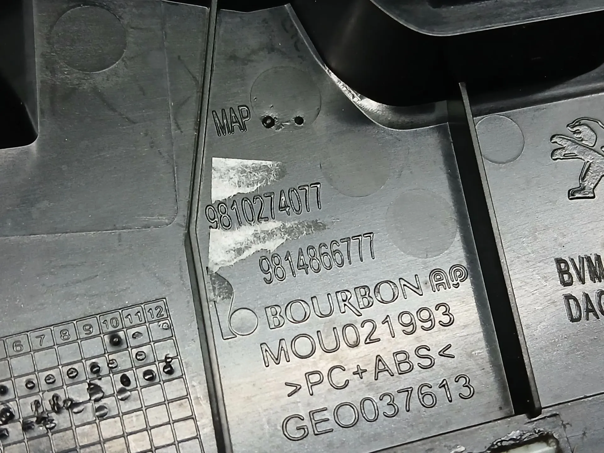 Moldura da consola central / rádio / aro PEUGEOT 3008 II (M_) Imagem-2