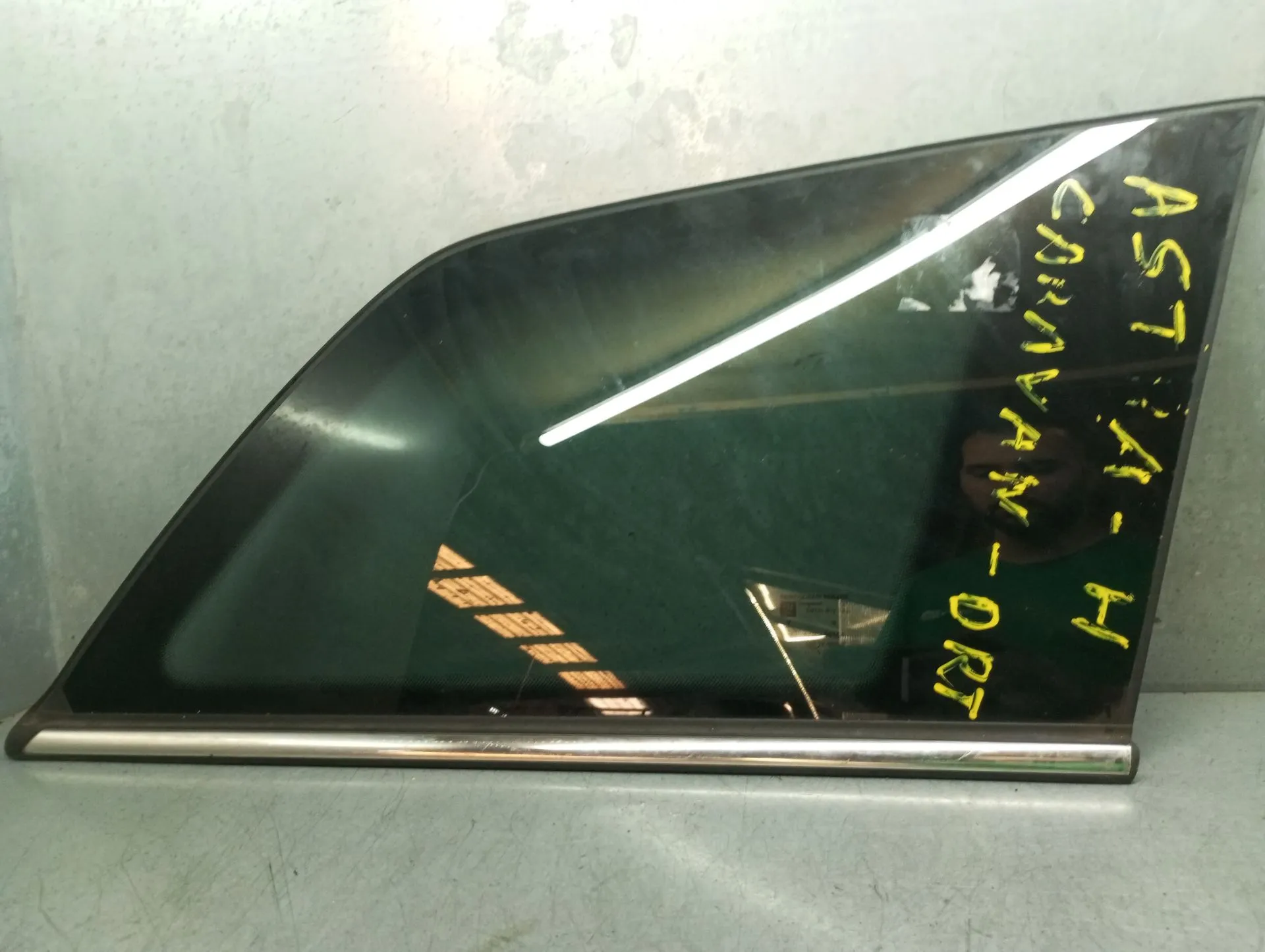 Vetro del pannello posteriore destro OPEL Astra H Caravan (L35)