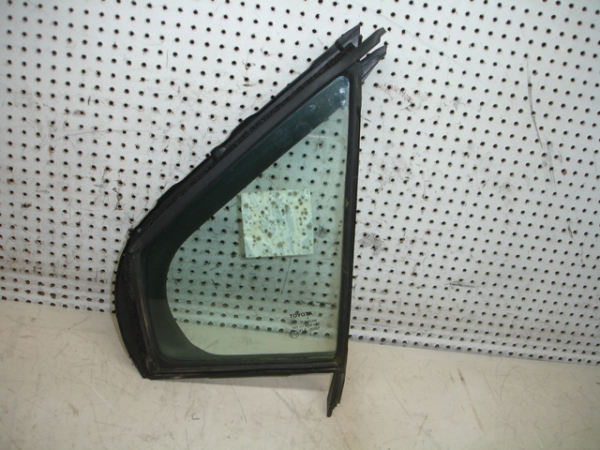 Vidro triangular frente esquerdo TOYOTA Yaris (_P13_)
