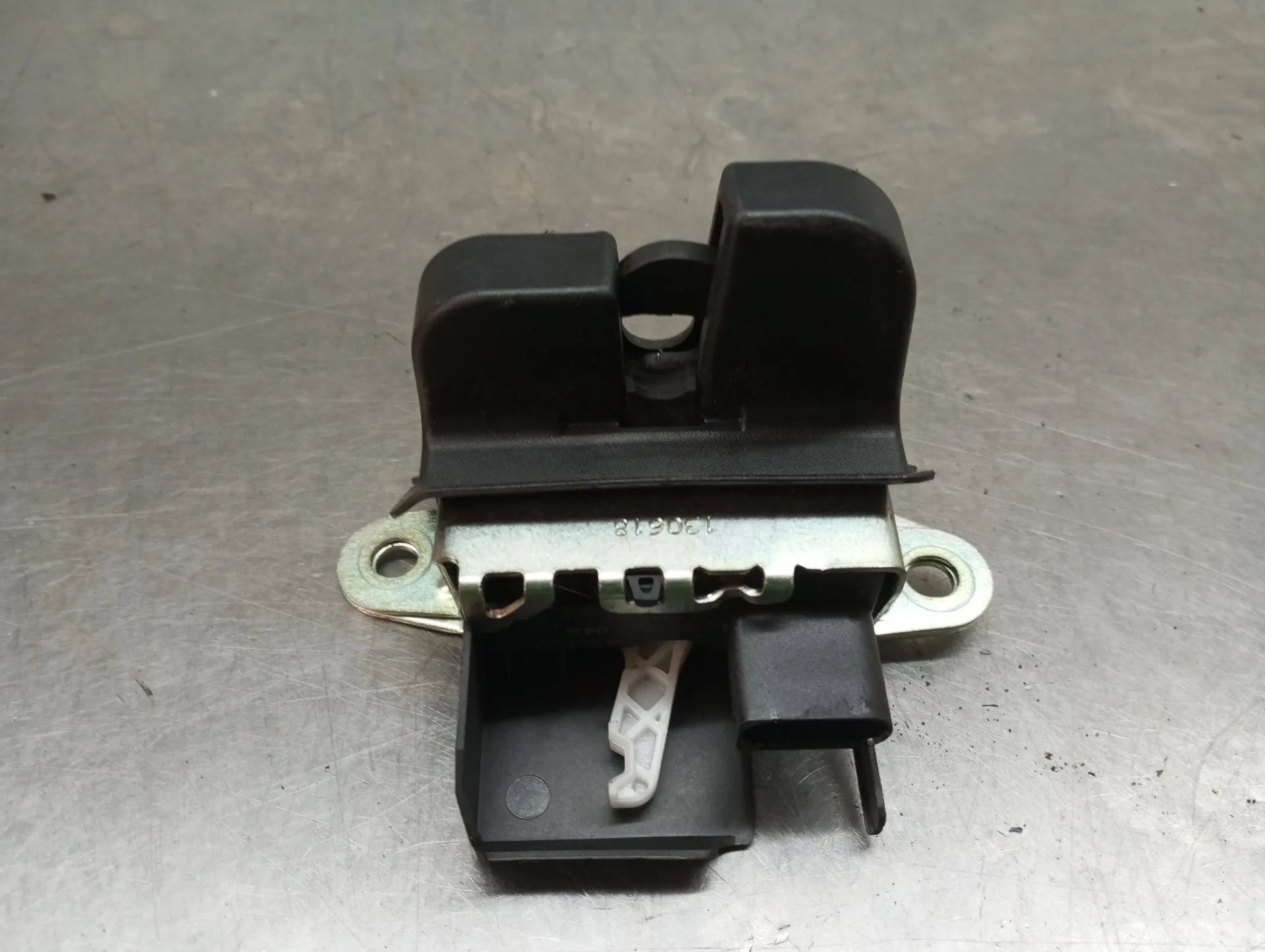 Fechadura / fecho da mala VOLKSWAGEN Polo (AW1)