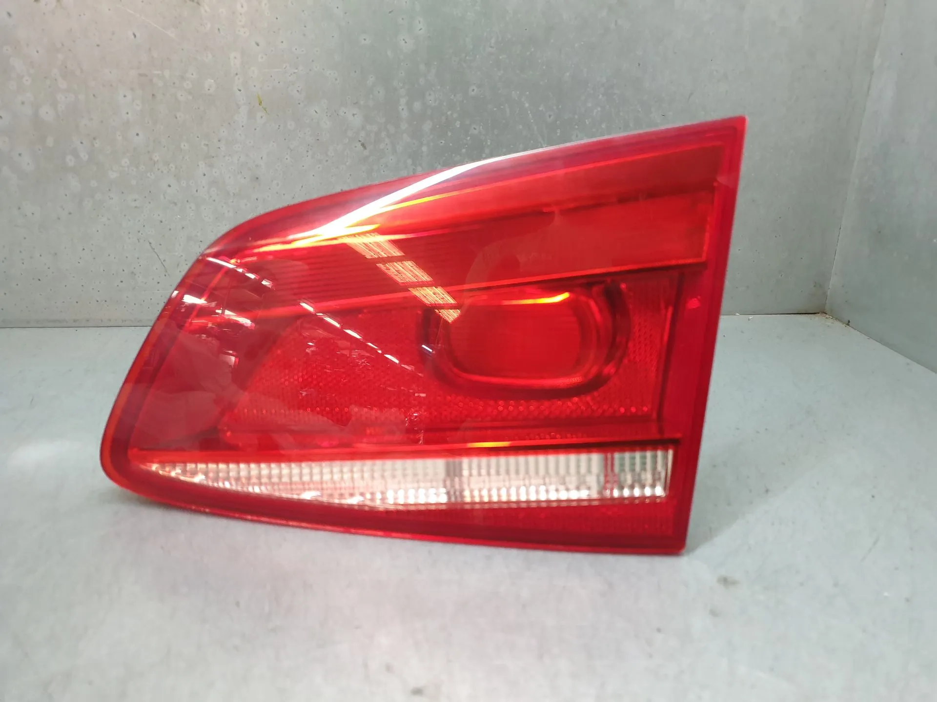 Farolim da mala direito VOLKSWAGEN Passat Variant (365)