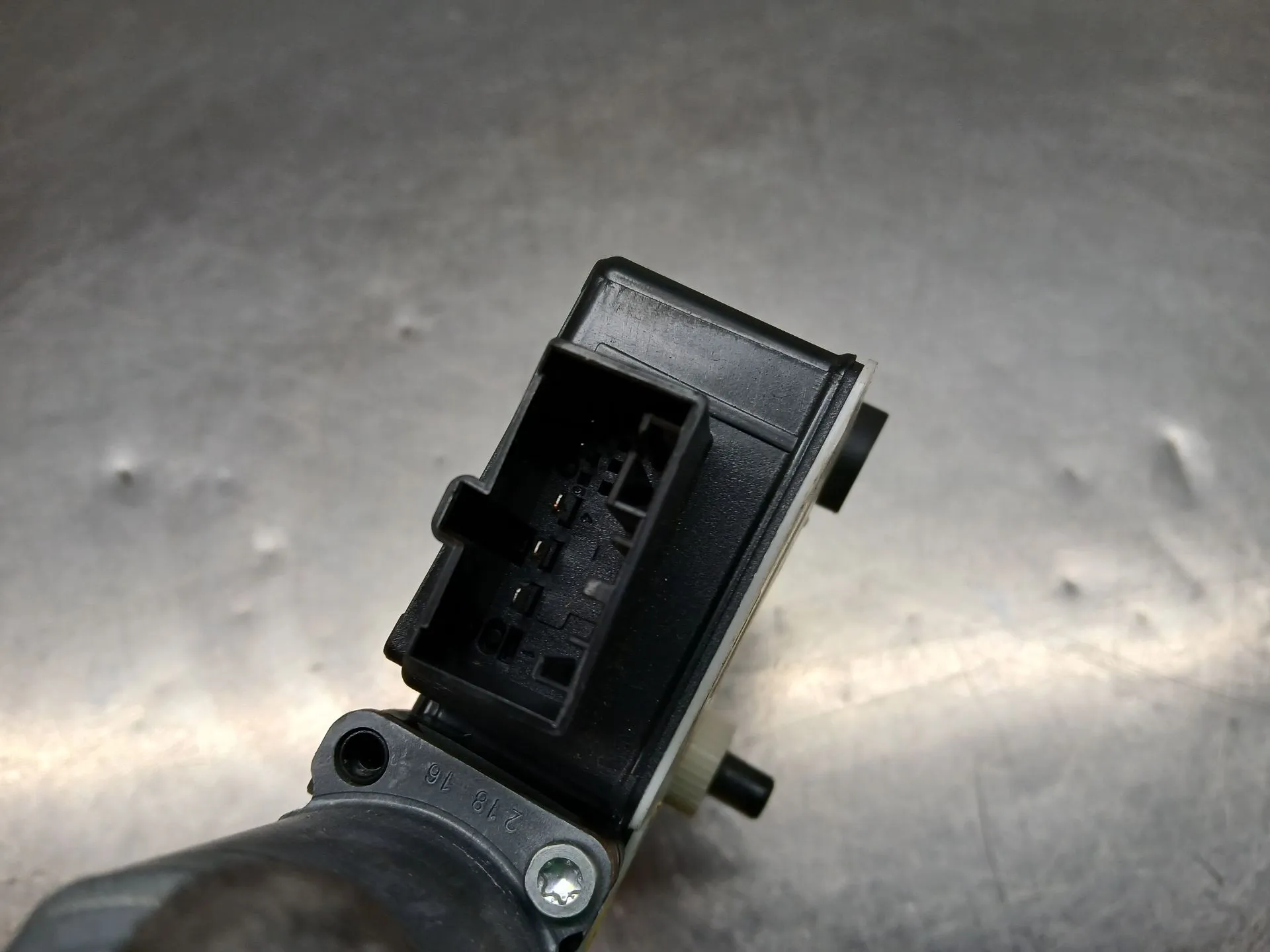 Motore alzacristallo posteriore sinistro VOLKSWAGEN Touran (5T) Imagem-2
