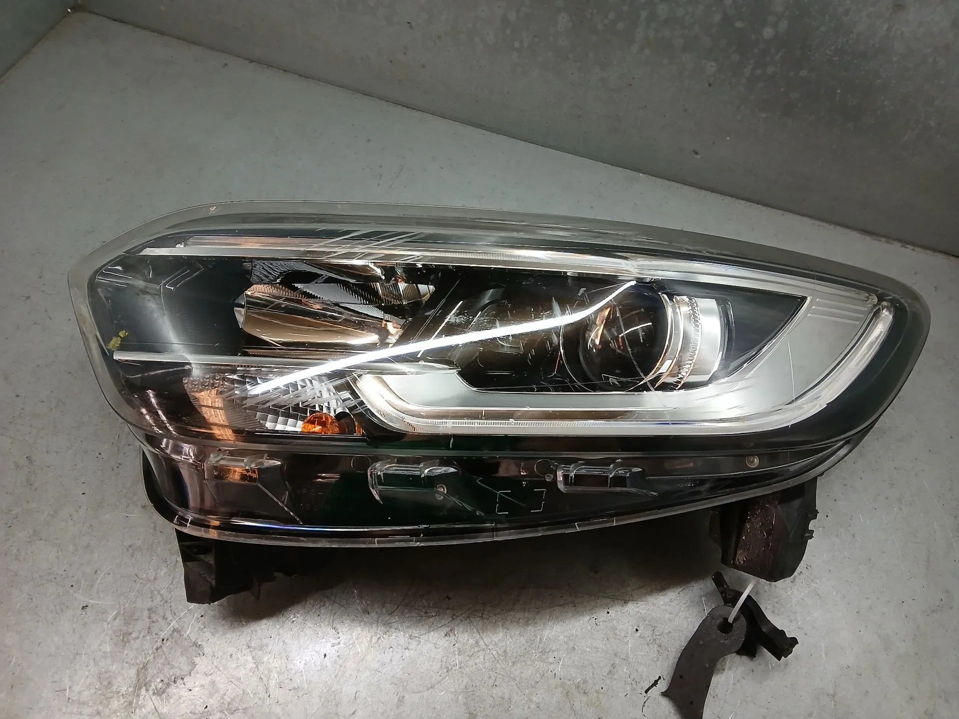 Ótica / farol esquerda RENAULT Kadjar (HA_, HL_)