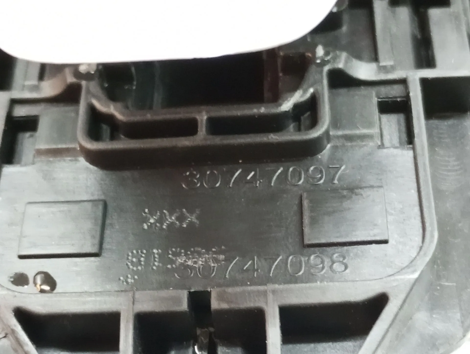 Puxador porta trás esquerdo VOLVO XC40 (536) Imagem-2