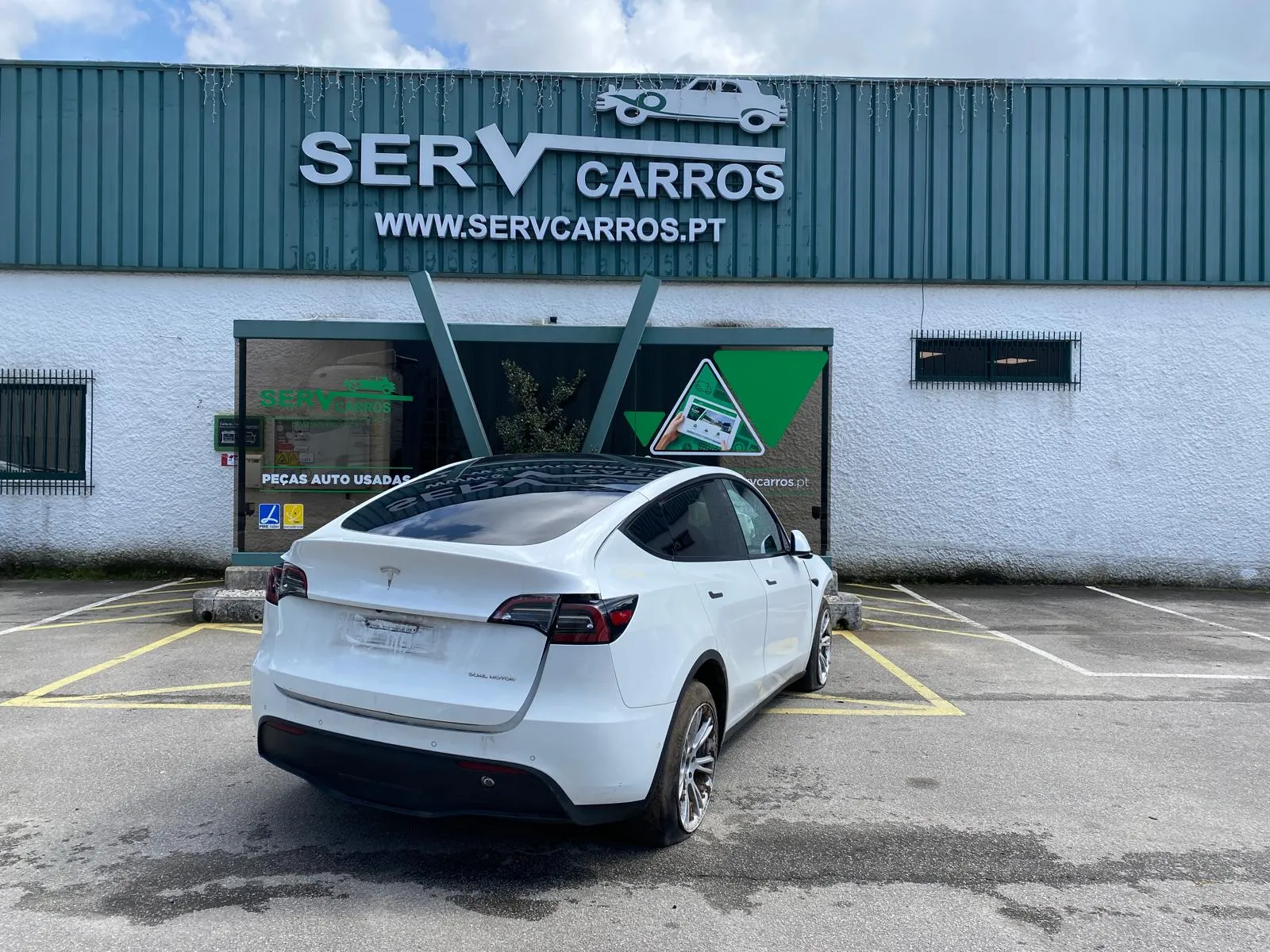 Model Y  TESLA Model Y (5YJY)