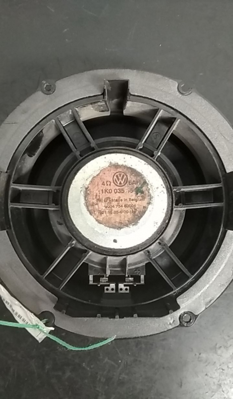 Sound system column / Speakers  VOLKSWAGEN Golf V (1K1) Imagem-1