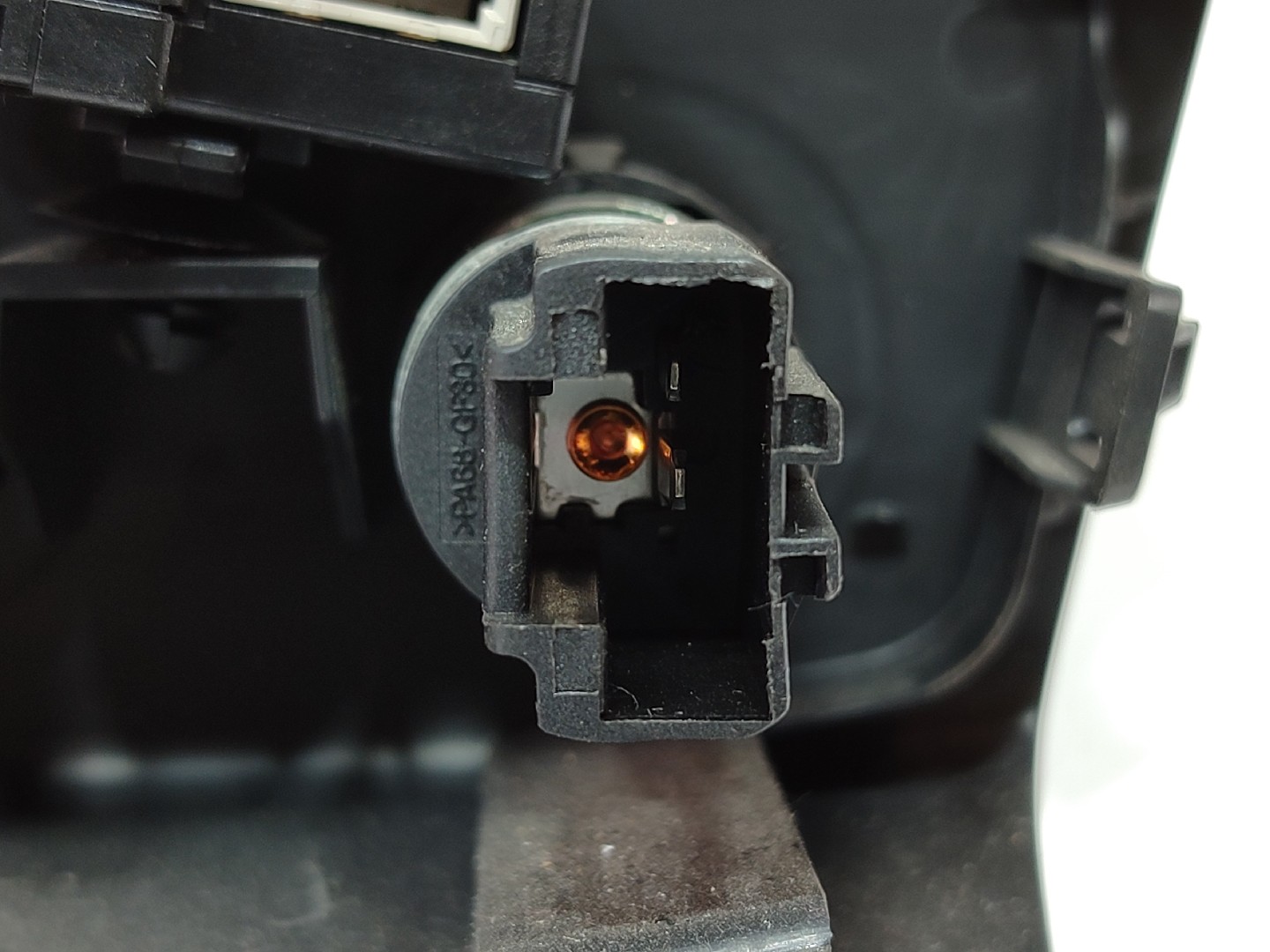 USB / AUX / iPod Socket Connector PEUGEOT 208 Imagem-2