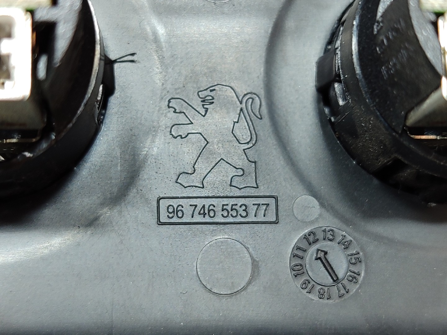 USB / AUX / iPod Socket Connector PEUGEOT 208 Imagem-3