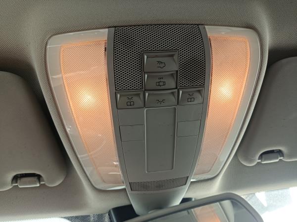 Plafoniera centrale MERCEDES-BENZ Classe C (W204) Imagem-1
