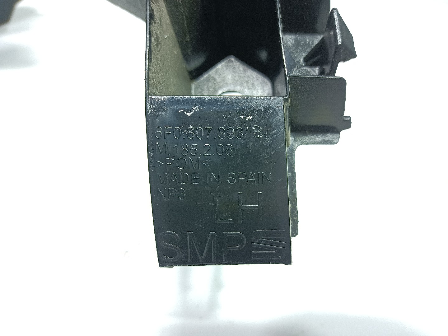 Rear bumper guide center SEAT Ibiza V (KJ1) Imagem-2